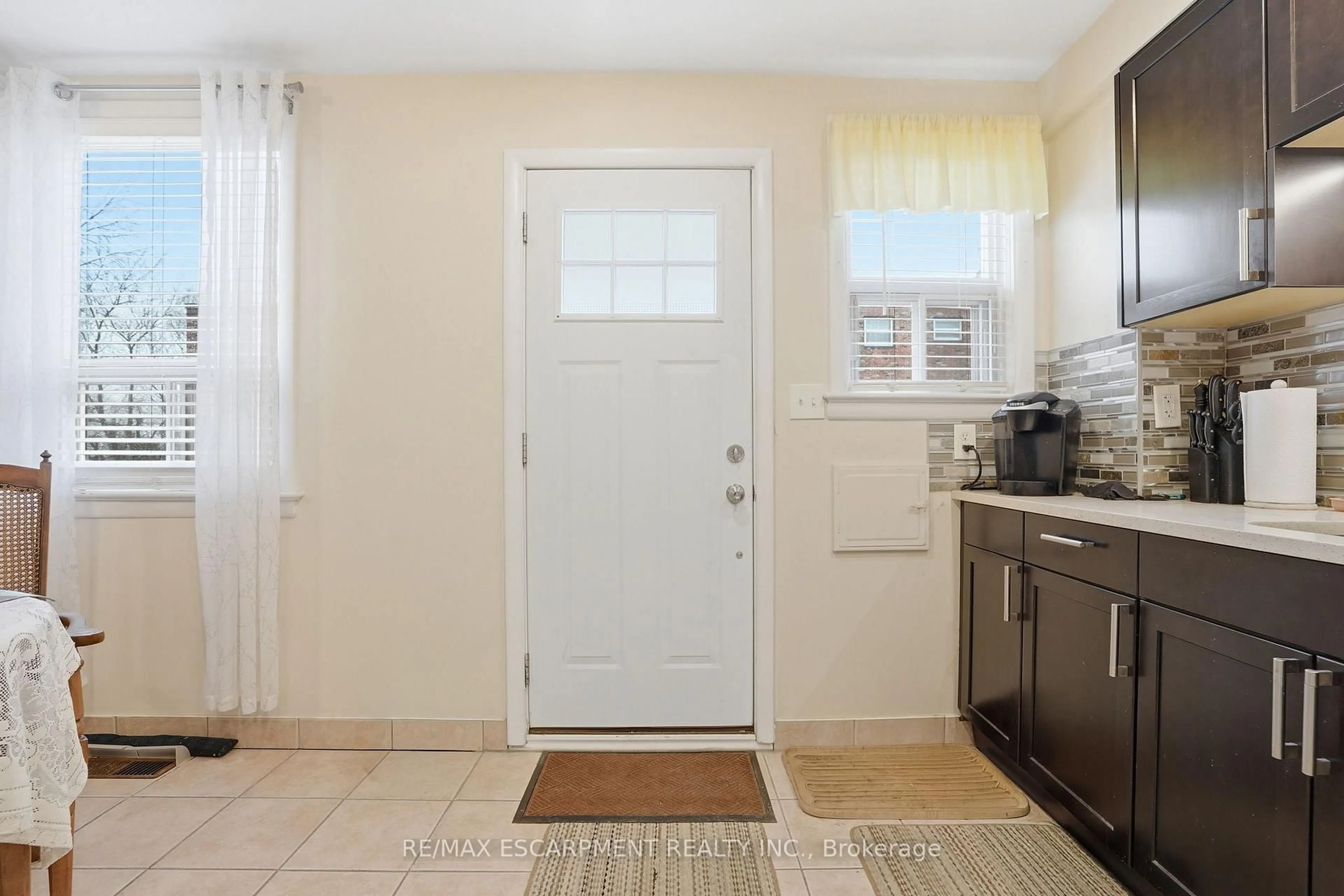 Indoor entryway for 424 East 42nd St, Hamilton Ontario L8T 3A9