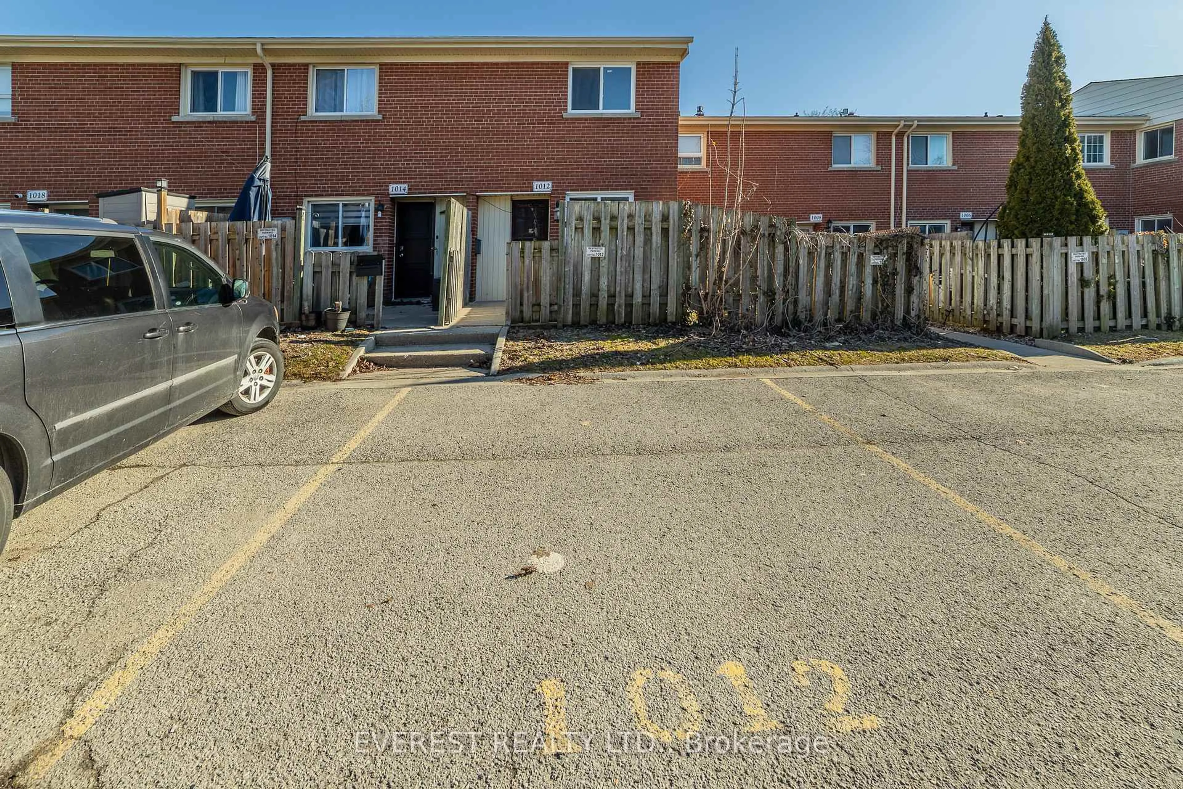 A pic from outside/outdoor area/front of a property/back of a property/a pic from drone, street for 1012 Kipps Lane #12, London East Ontario N5Y 4S5