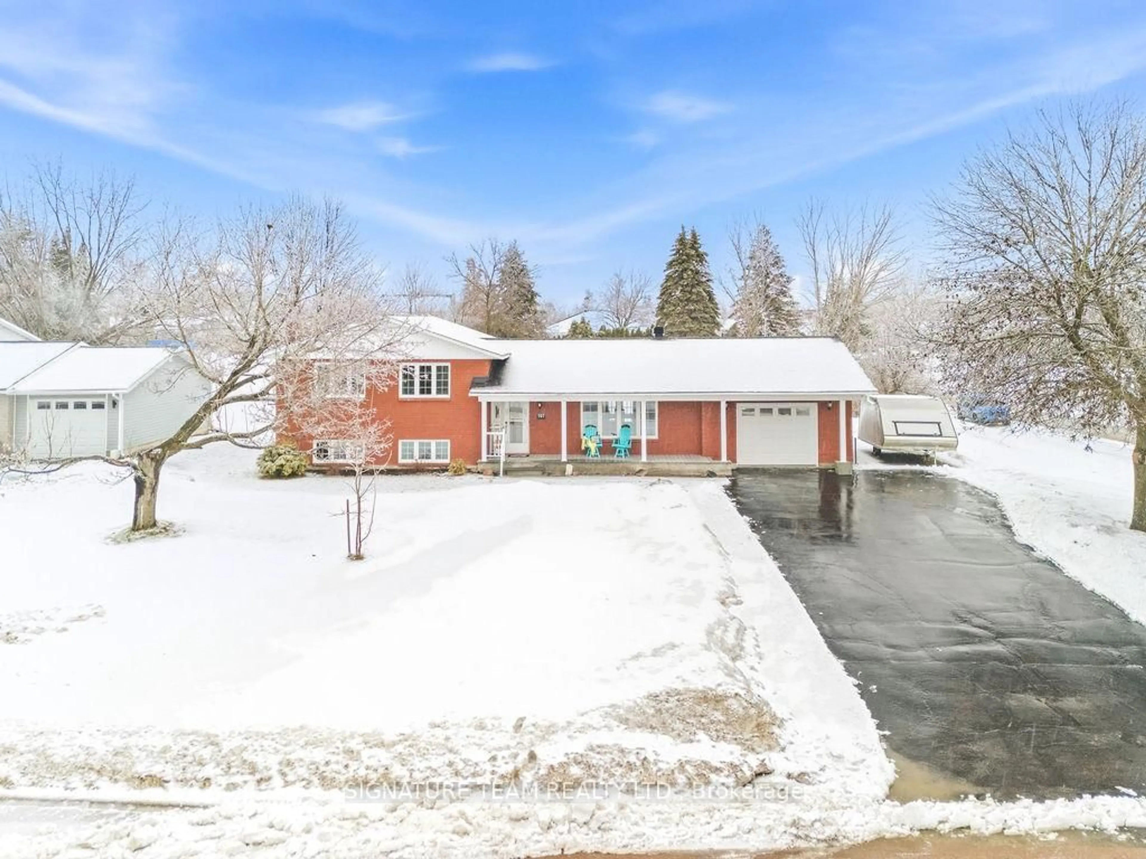 A pic from outside/outdoor area/front of a property/back of a property/a pic from drone, street for 107 Brooklyn St, Pembroke Ontario K8B 1B5