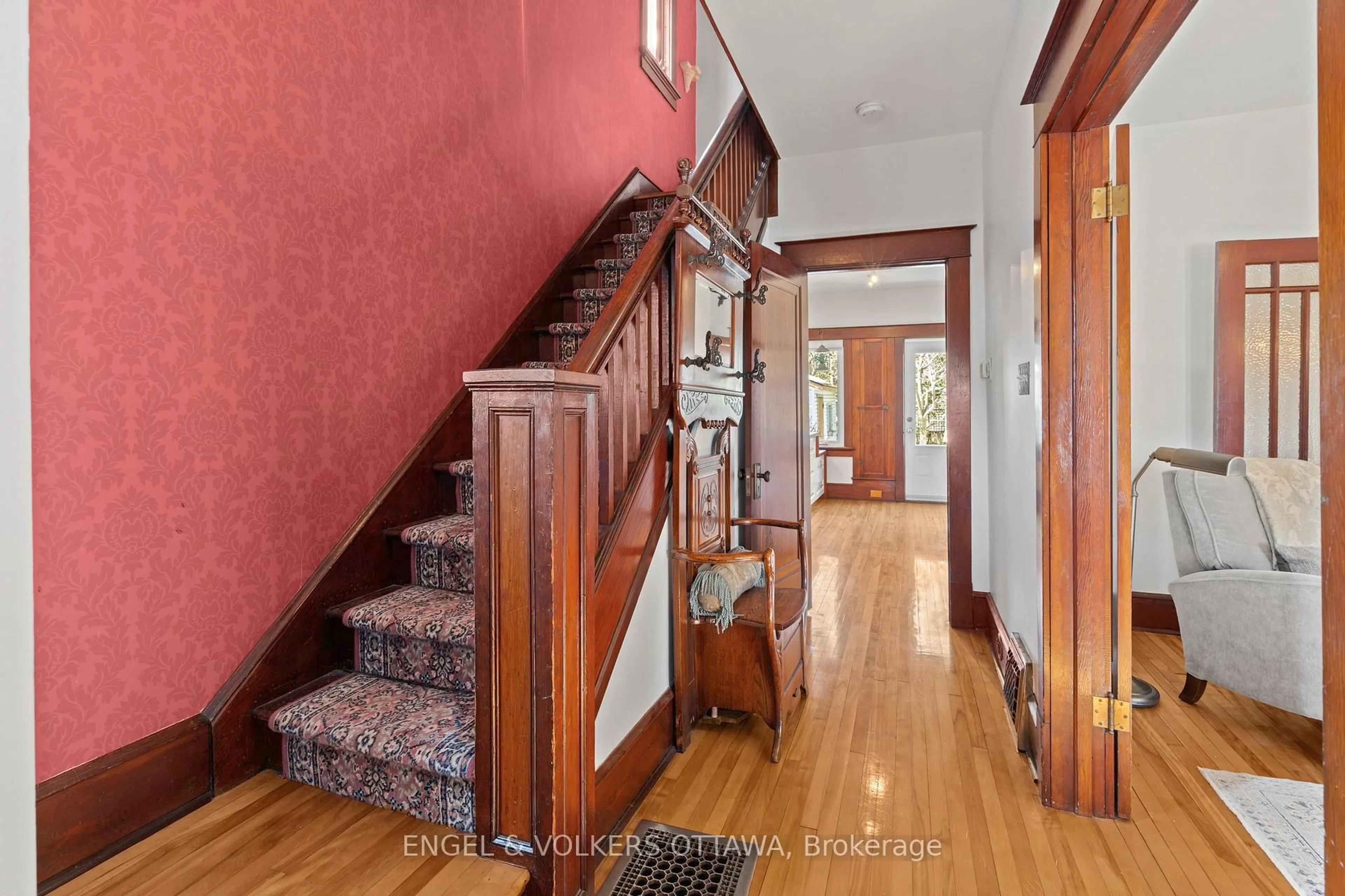 Indoor foyer for 44 Hampton Ave, Ottawa Ontario K1Y 0N2