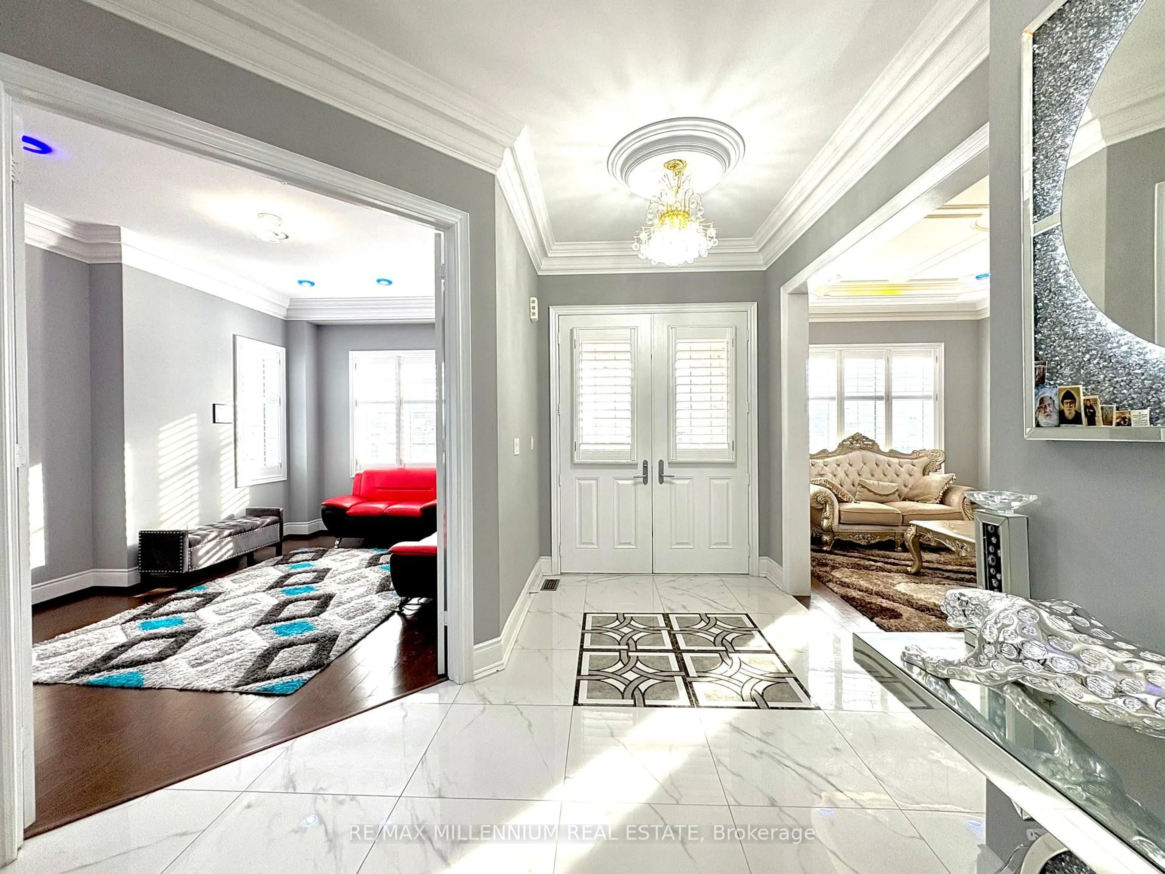 Indoor entryway for 2 Anderson Ave, Mono Ontario L9W 6W7