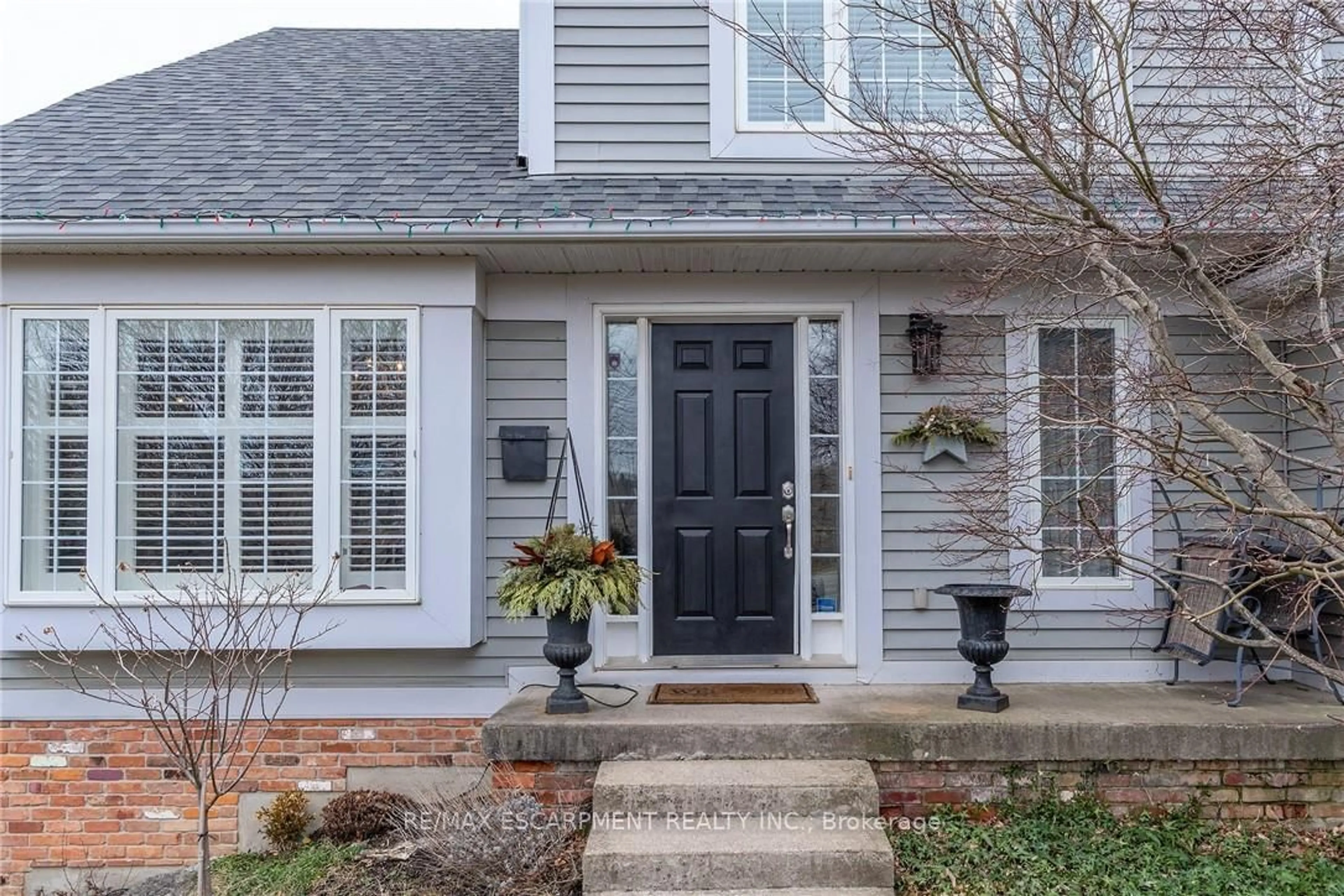 Home with brick exterior material, street for 4021 Mountain St, Lincoln Ontario L3J 0K9