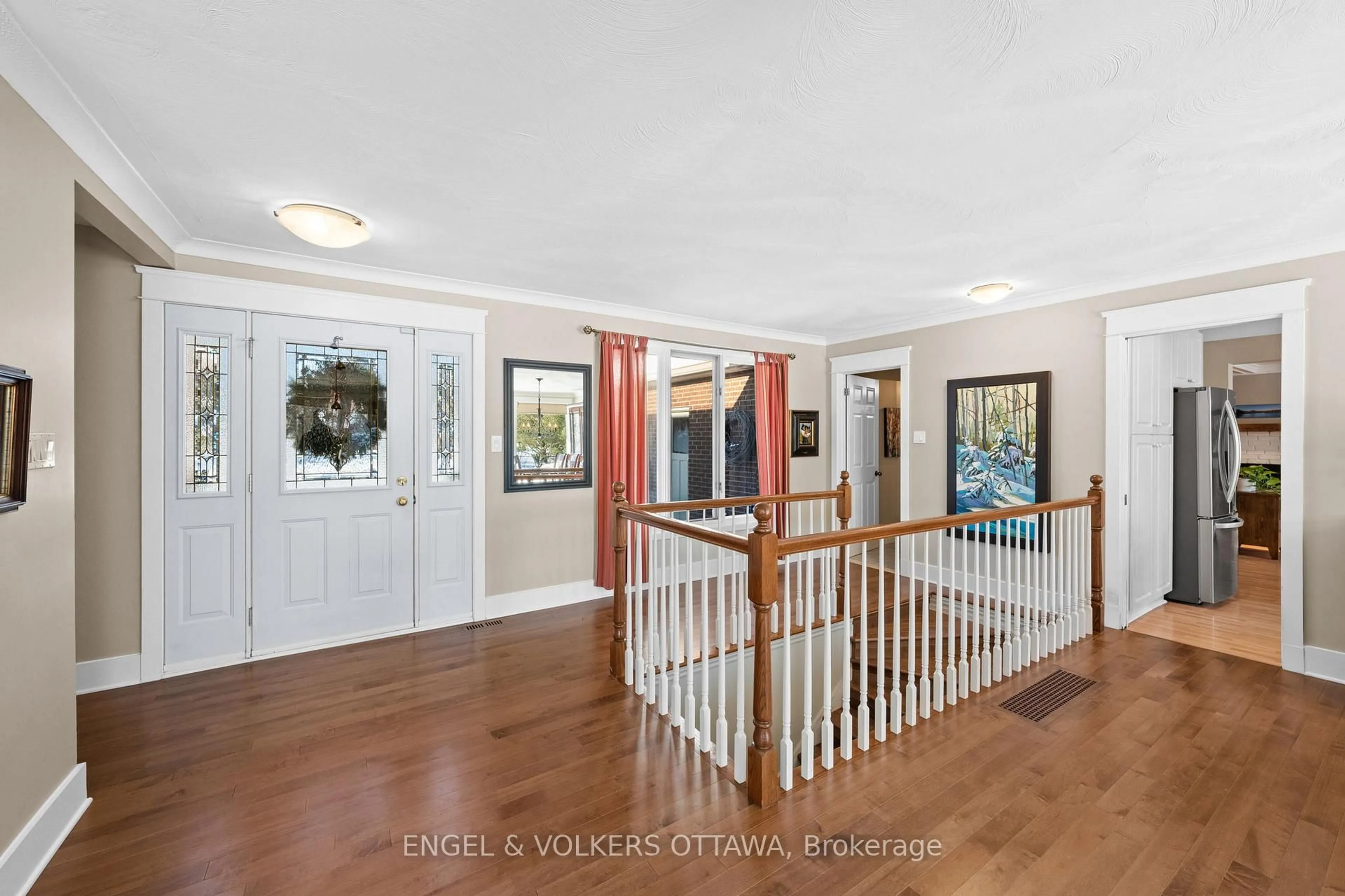 Indoor entryway for 1304 Fairway Dr, Manotick Ontario K4M 1B3