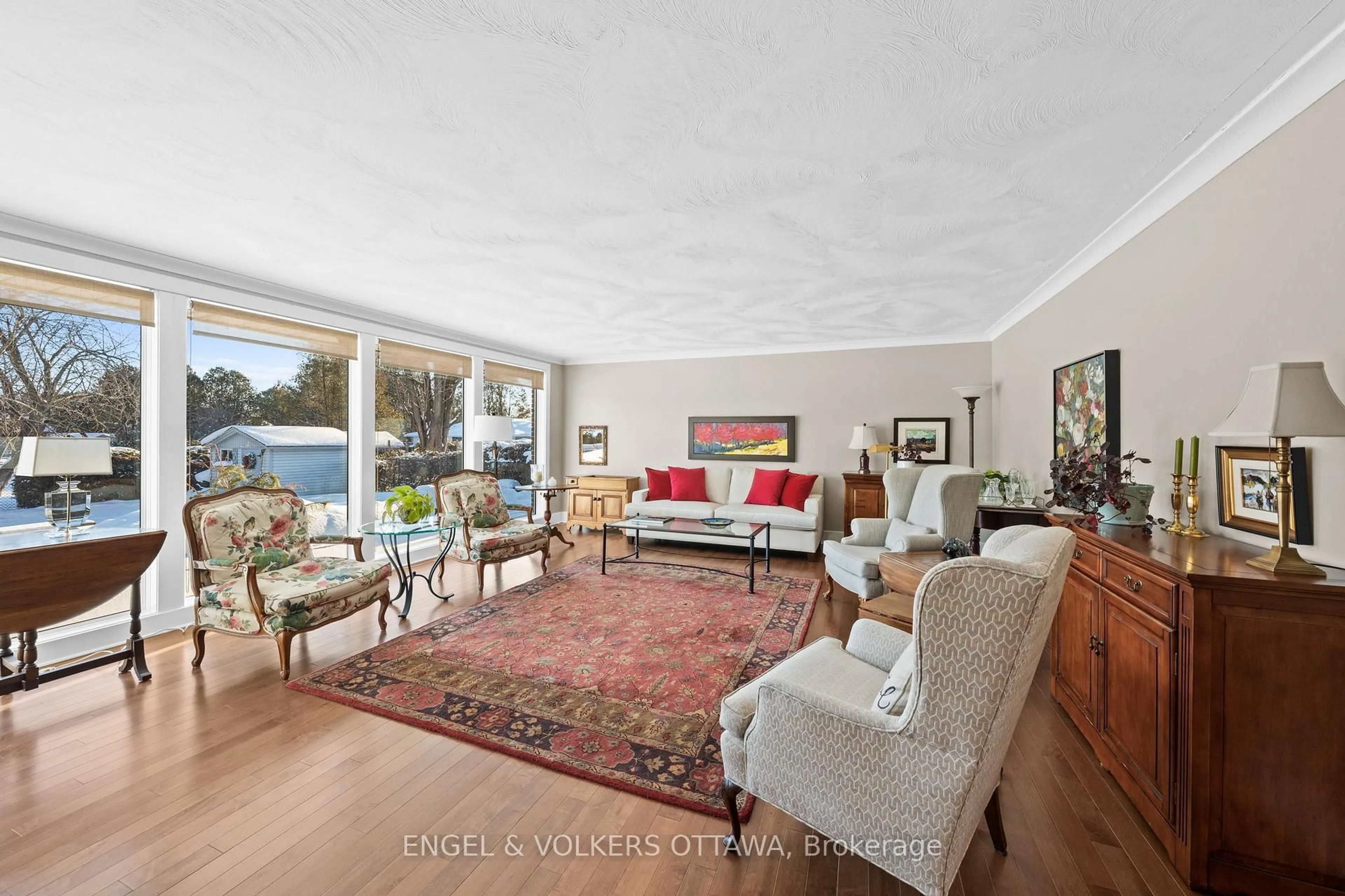 Living room with furniture, unknown for 1304 Fairway Dr, Manotick Ontario K4M 1B3