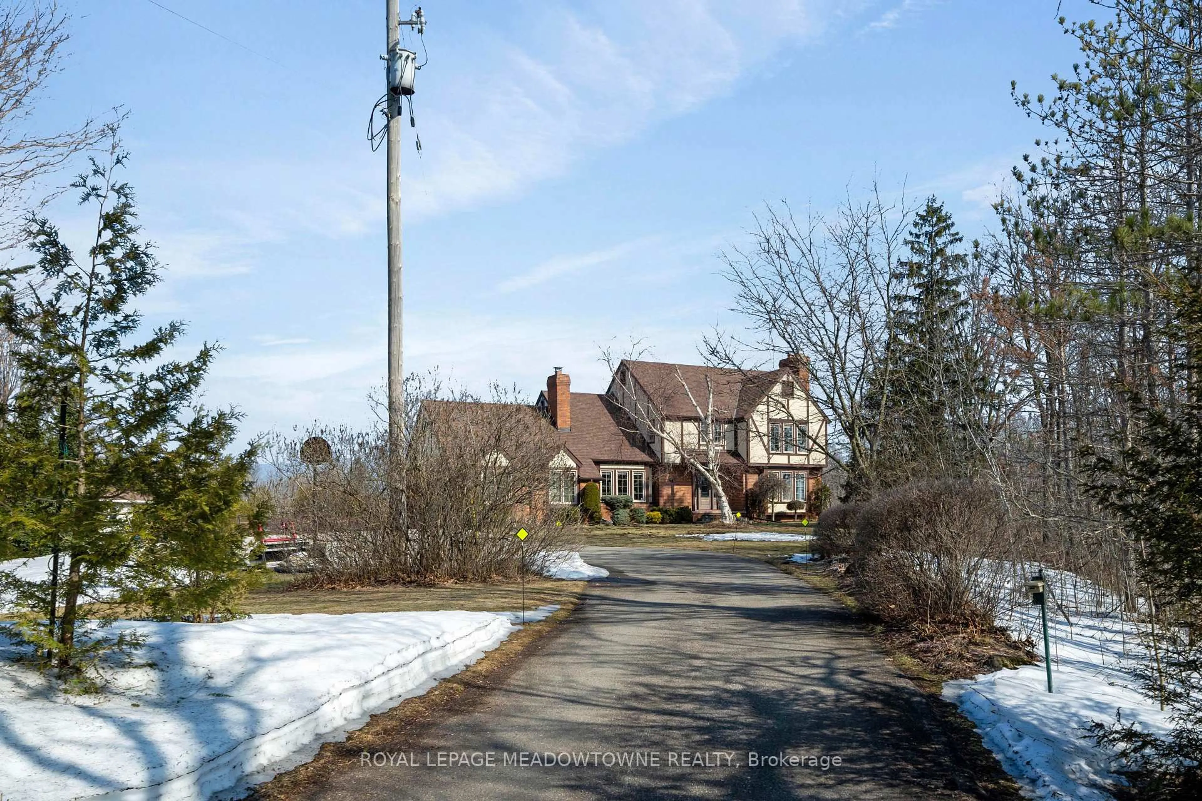 A pic from outside/outdoor area/front of a property/back of a property/a pic from drone, street for 4905 First Line, Erin Ontario L7J 2L9