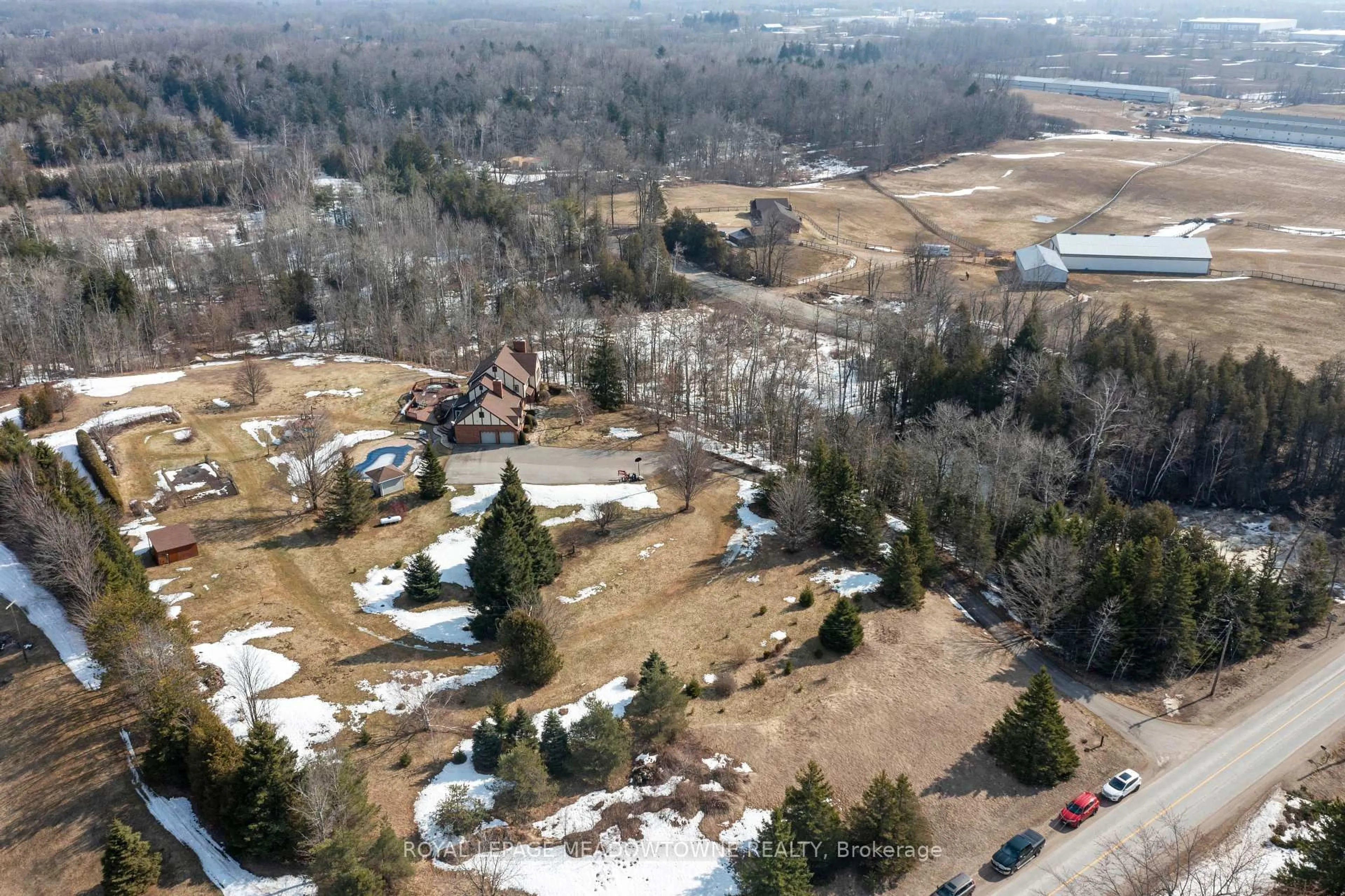 A pic from outside/outdoor area/front of a property/back of a property/a pic from drone, mountain view for 4905 First Line, Erin Ontario L7J 2L9
