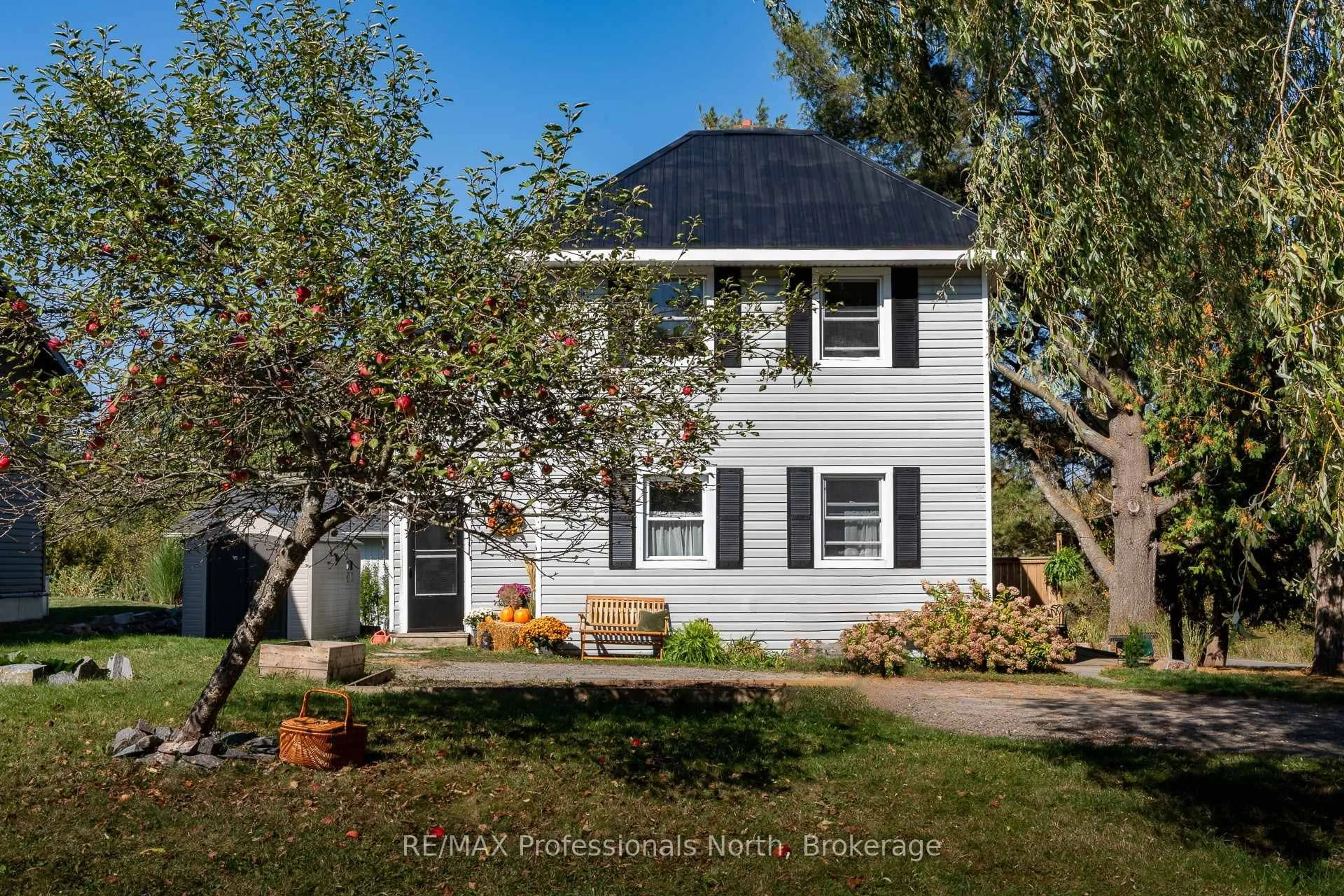 Home with vinyl exterior material, street for 26 KITCHEN Rd, Huntsville Ontario P1H 1Y3