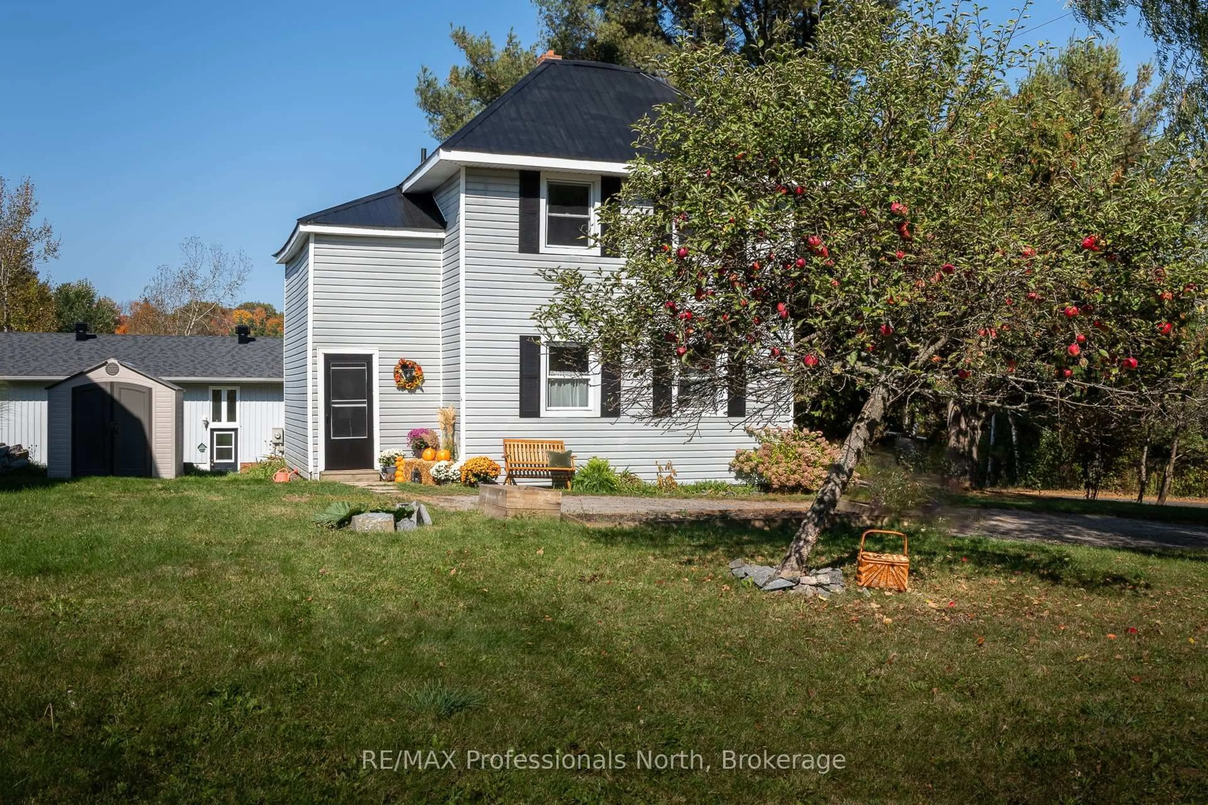 A pic from outside/outdoor area/front of a property/back of a property/a pic from drone, unknown for 26 KITCHEN Rd, Huntsville Ontario P1H 1Y3