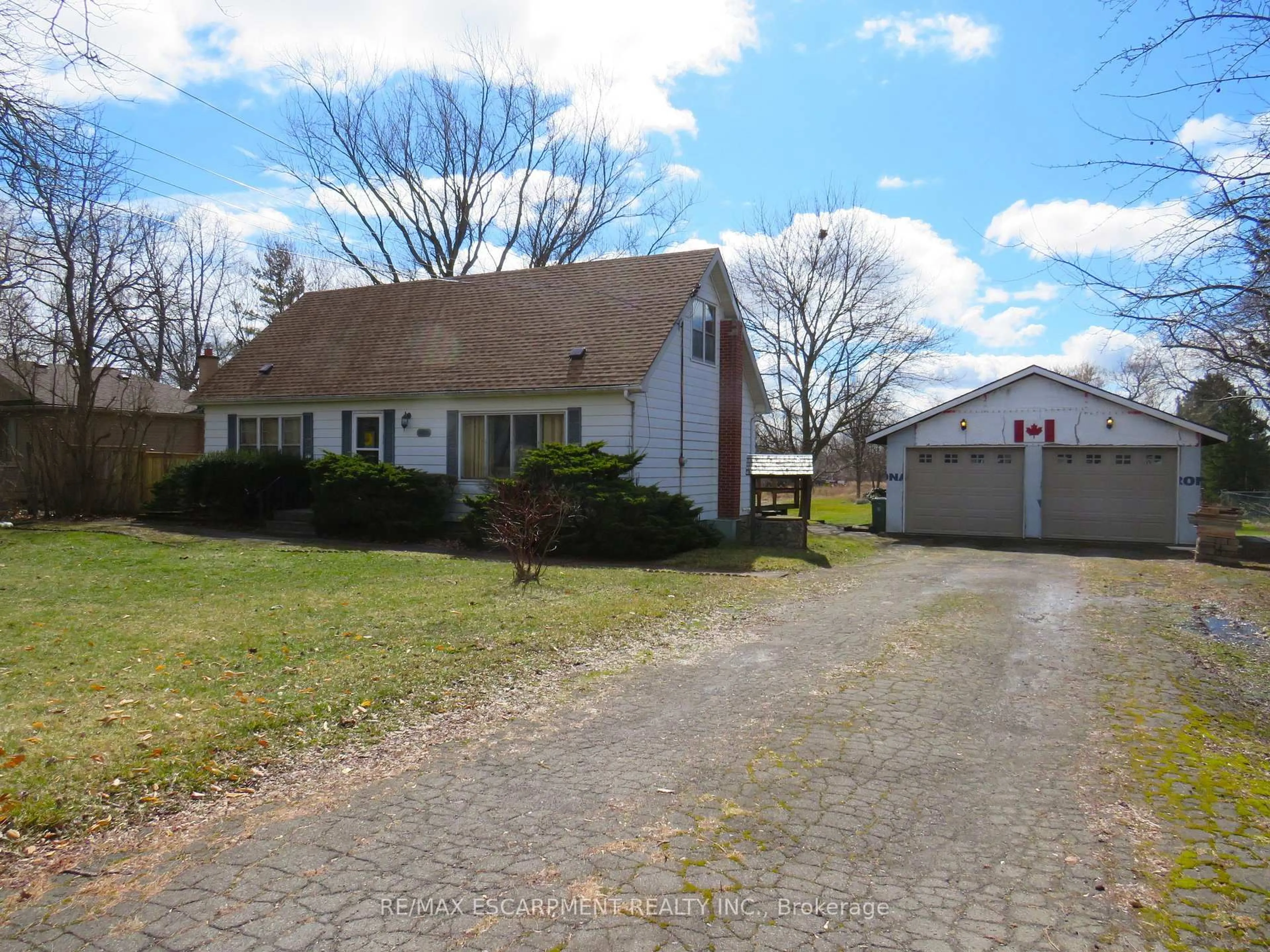 A pic from outside/outdoor area/front of a property/back of a property/a pic from drone, street for 1103 Golf Club Rd, Hamilton Ontario L0R 1P0