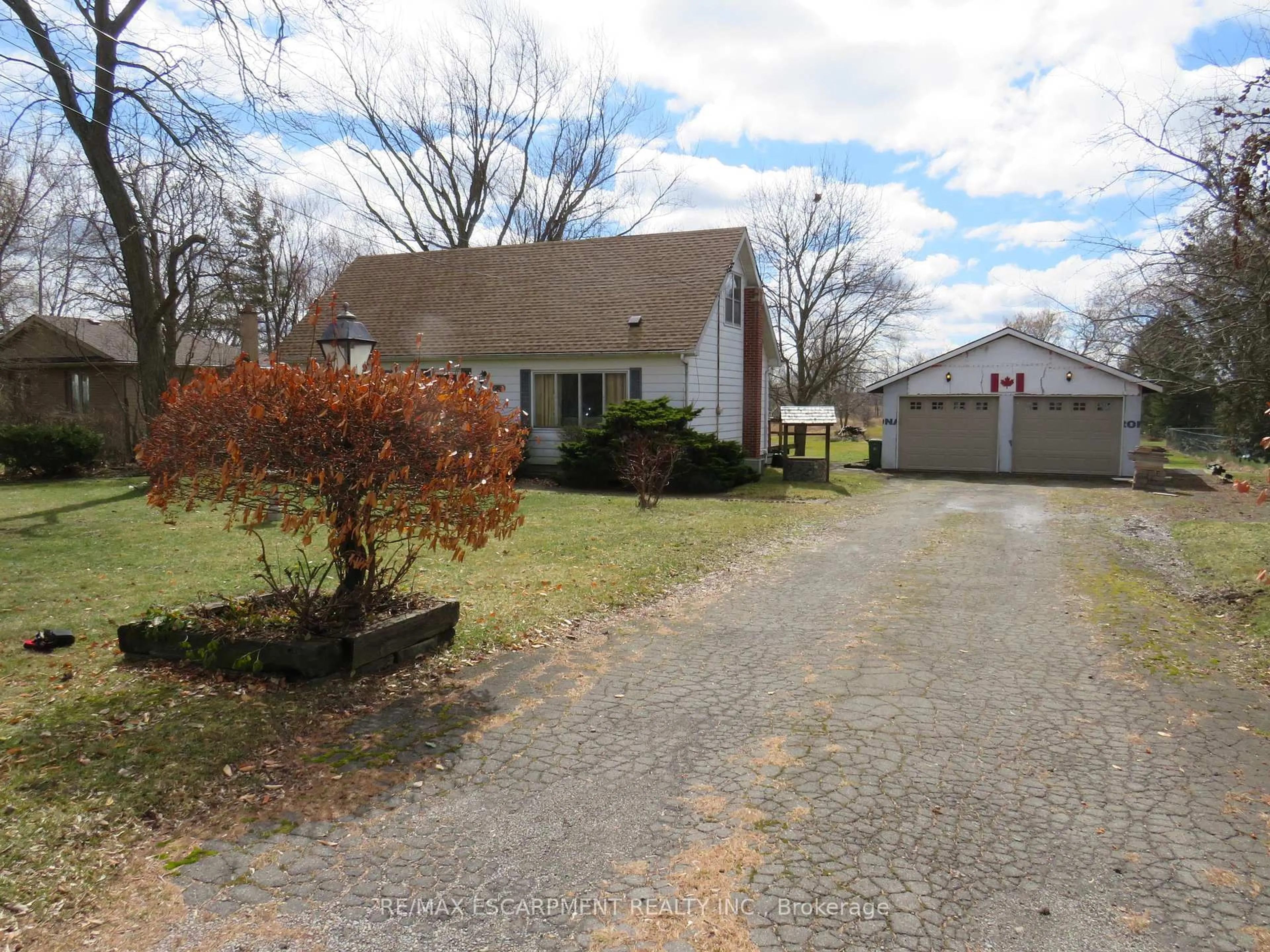 A pic from outside/outdoor area/front of a property/back of a property/a pic from drone, street for 1103 Golf Club Rd, Hamilton Ontario L0R 1P0