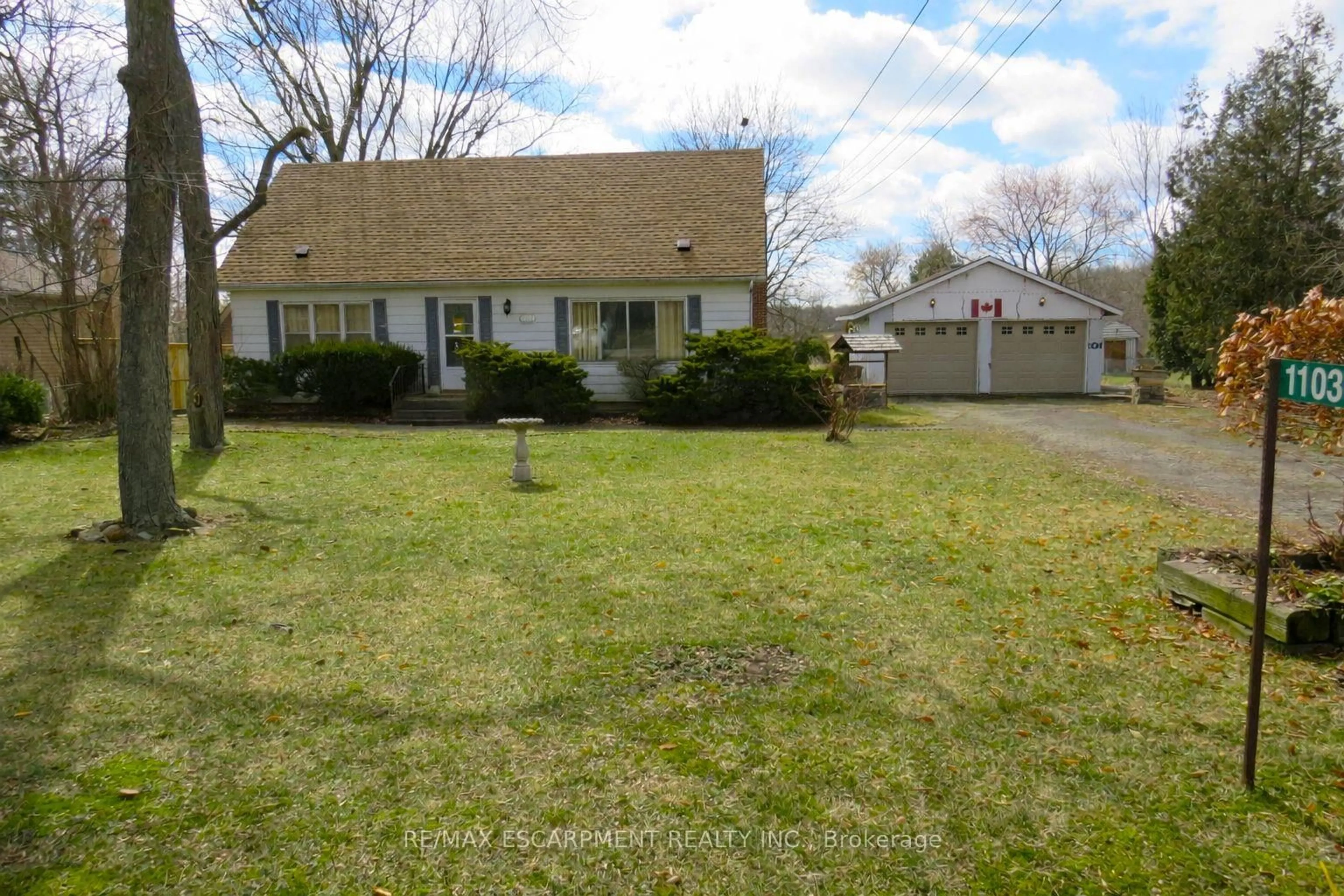 A pic from outside/outdoor area/front of a property/back of a property/a pic from drone, street for 1103 Golf Club Rd, Hamilton Ontario L0R 1P0