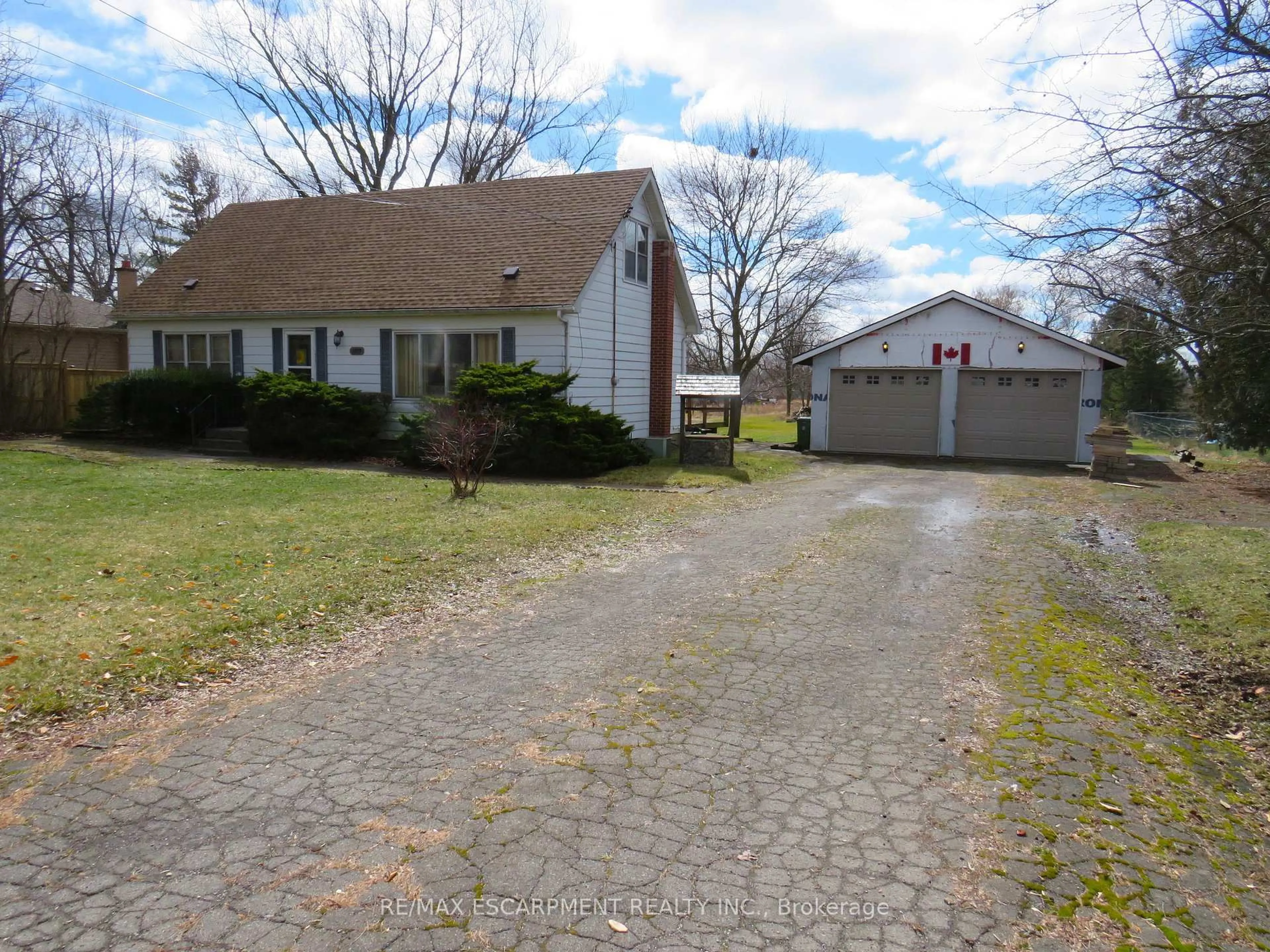 A pic from outside/outdoor area/front of a property/back of a property/a pic from drone, street for 1103 Golf Club Rd, Hamilton Ontario L0R 1P0