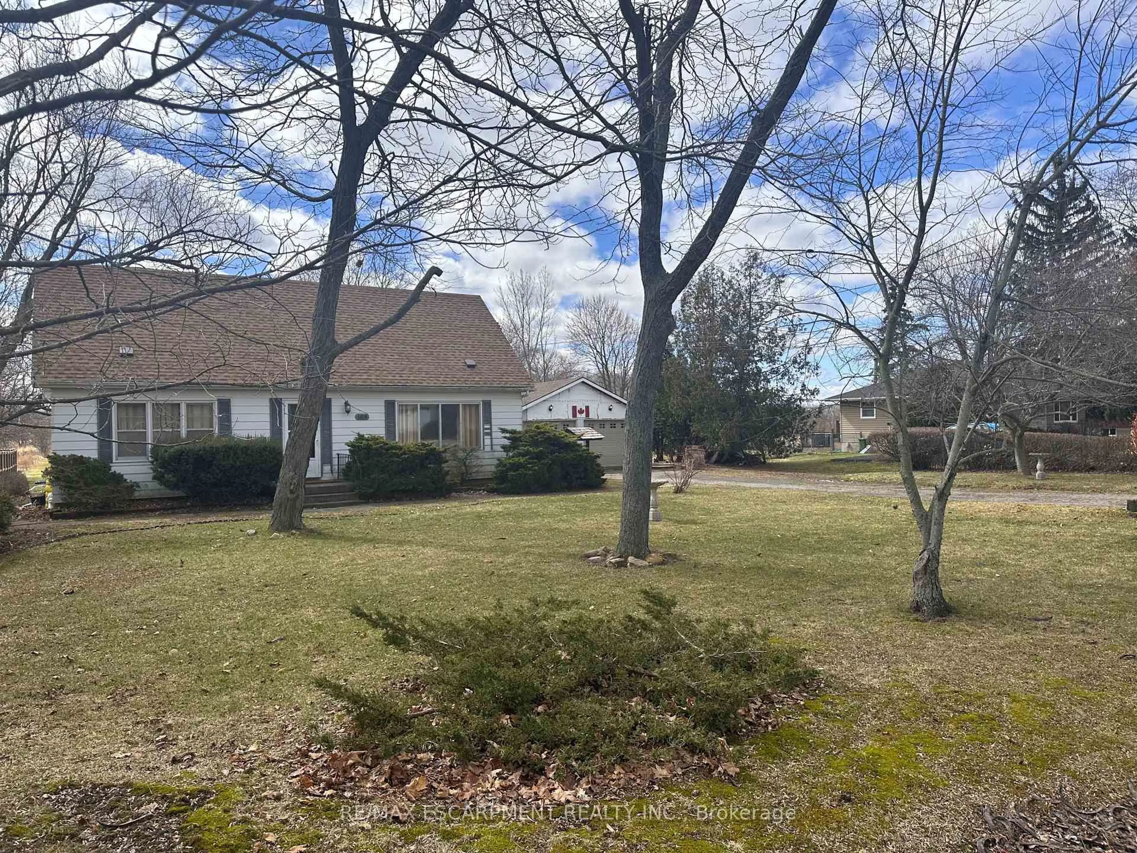 A pic from outside/outdoor area/front of a property/back of a property/a pic from drone, unknown for 1103 Golf Club Rd, Hamilton Ontario L0R 1P0