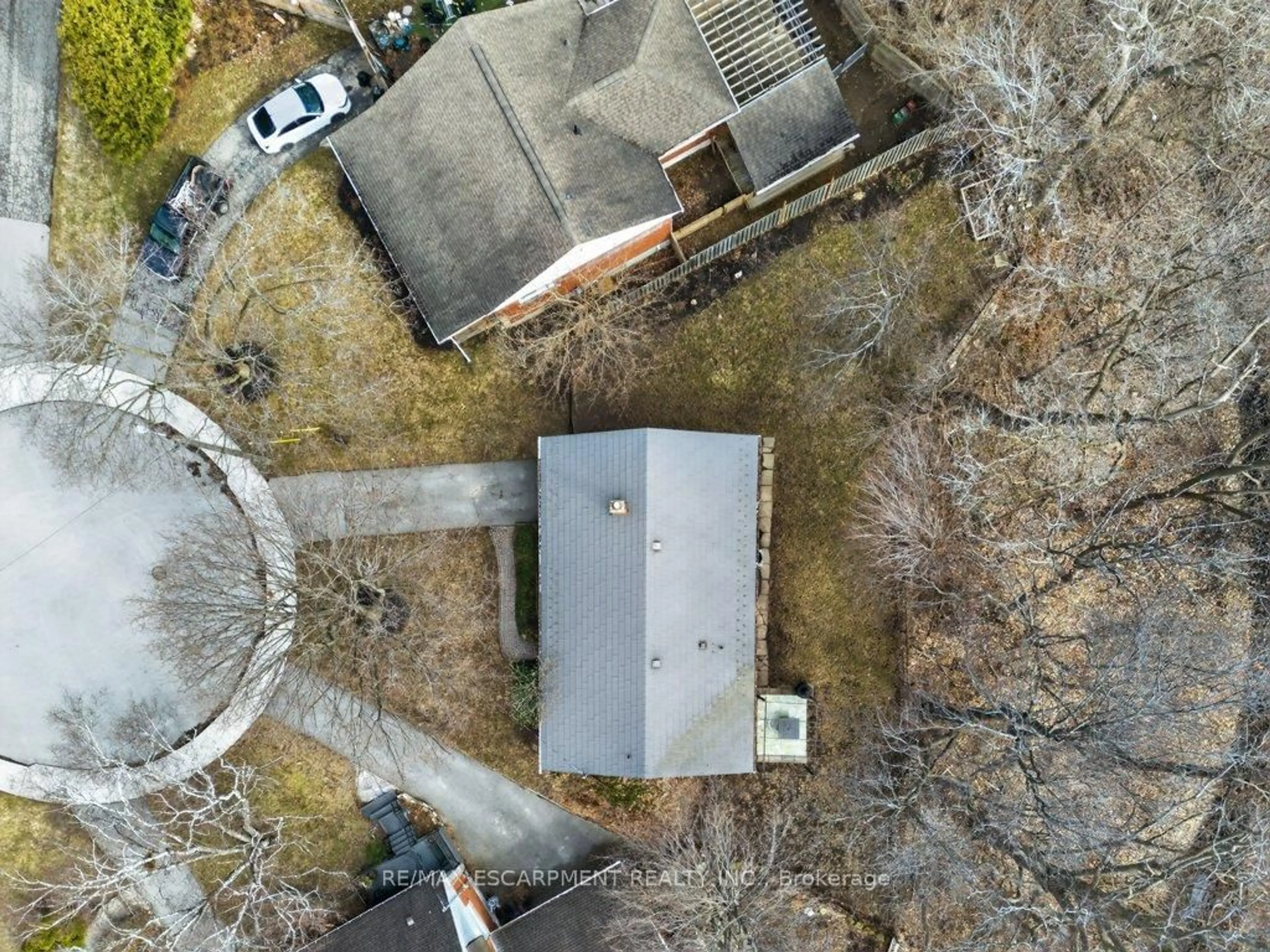A pic from outside/outdoor area/front of a property/back of a property/a pic from drone, unknown for 31 Dunning Crt, Hamilton Ontario L9H 4K8