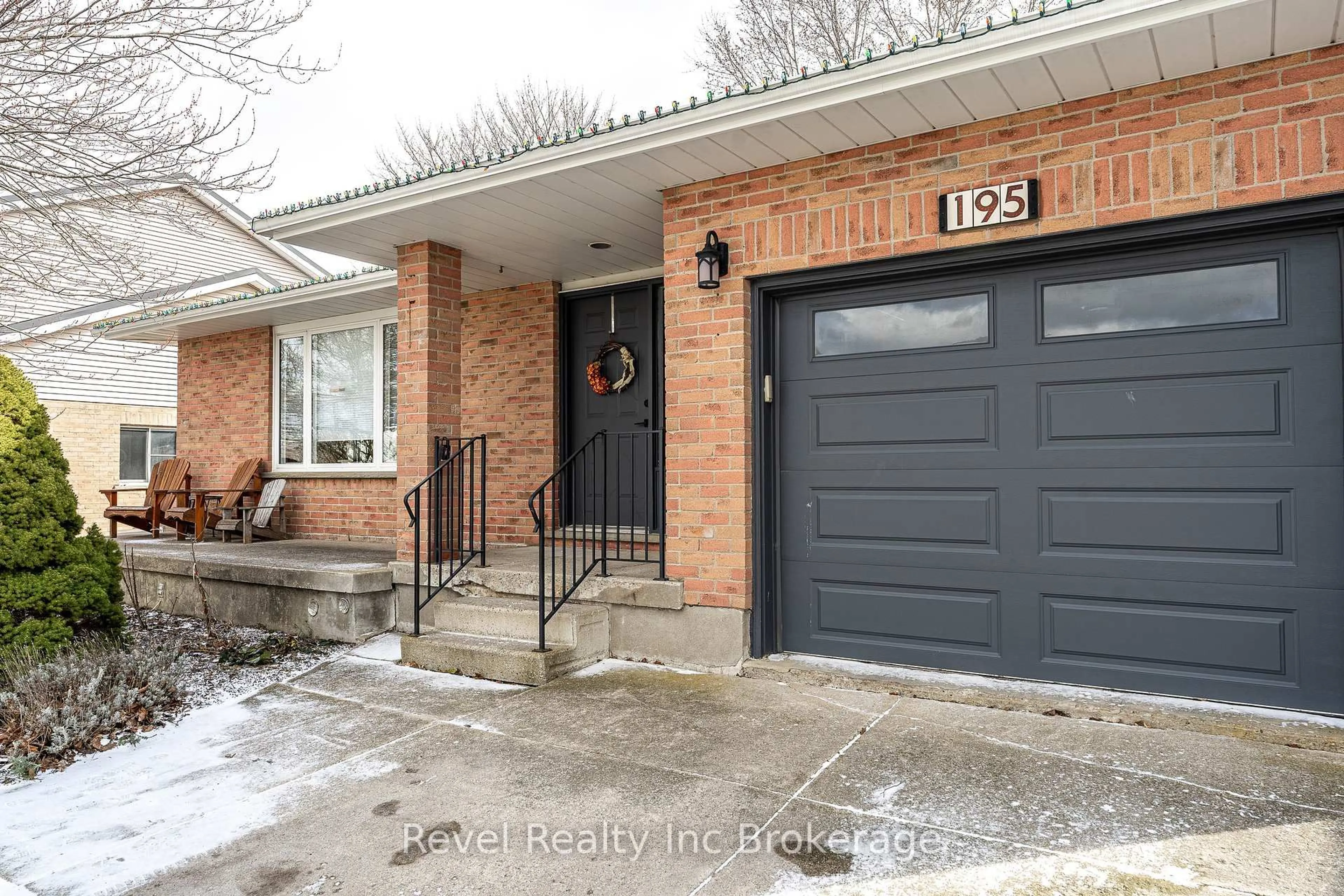 Indoor entryway for 195 Freeland Dr, Stratford Ontario N4Z 1H2