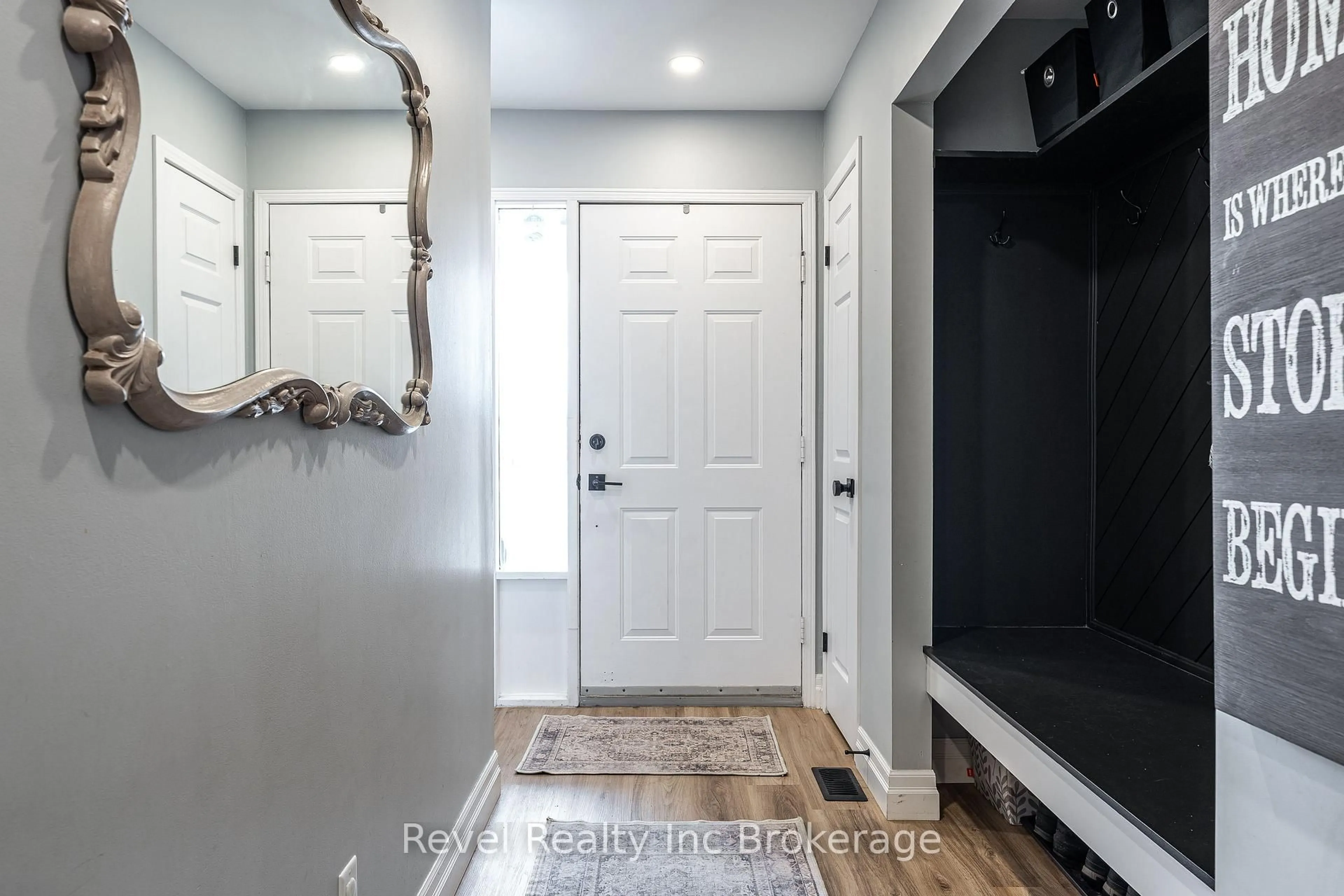 Indoor entryway for 195 Freeland Dr, Stratford Ontario N4Z 1H2