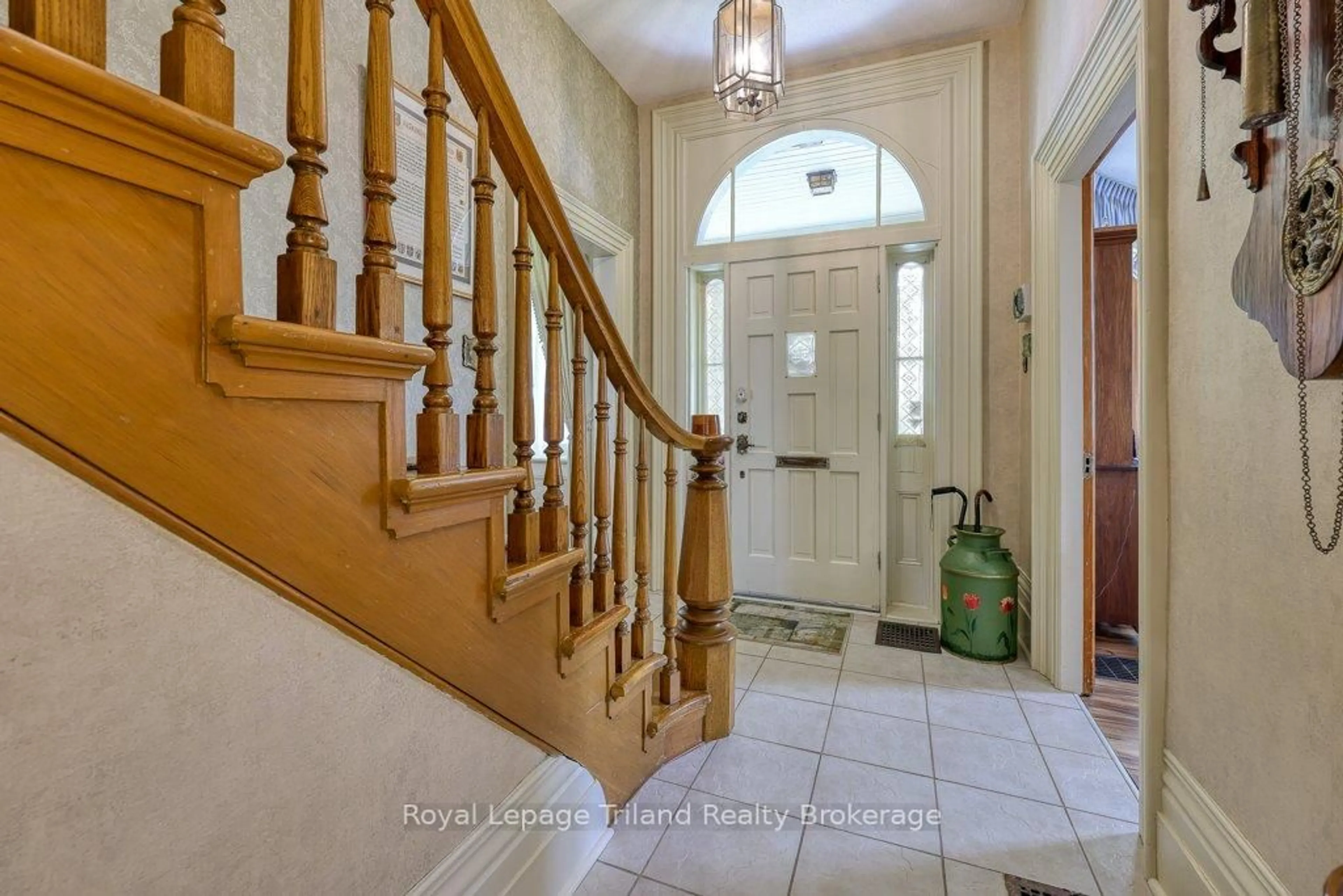 Indoor entryway for 94 Rolph St, Tillsonburg Ontario N4G 3Y4