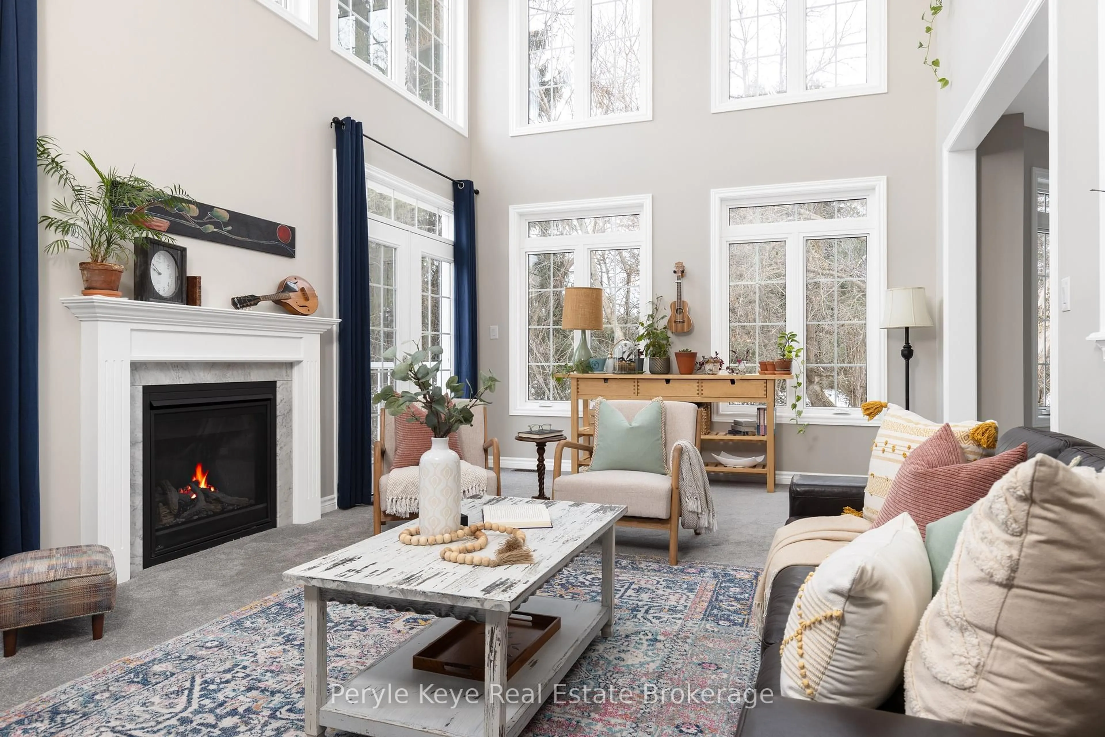 Living room with furniture, ceramic/tile floor for 16 LEEDS Crt, Bracebridge Ontario P1L 0B7