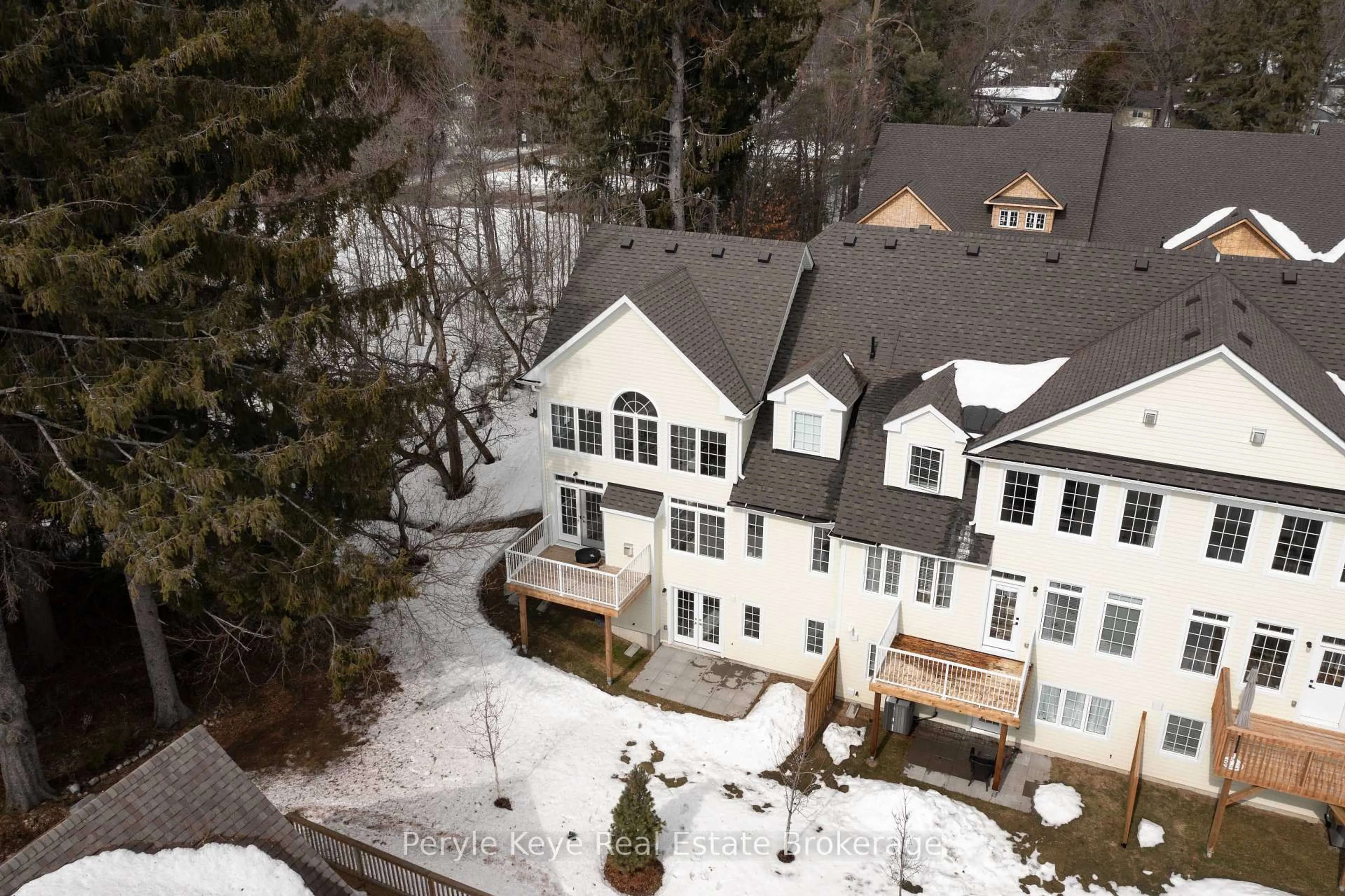 A pic from outside/outdoor area/front of a property/back of a property/a pic from drone, unknown for 16 LEEDS Crt, Bracebridge Ontario P1L 0B7