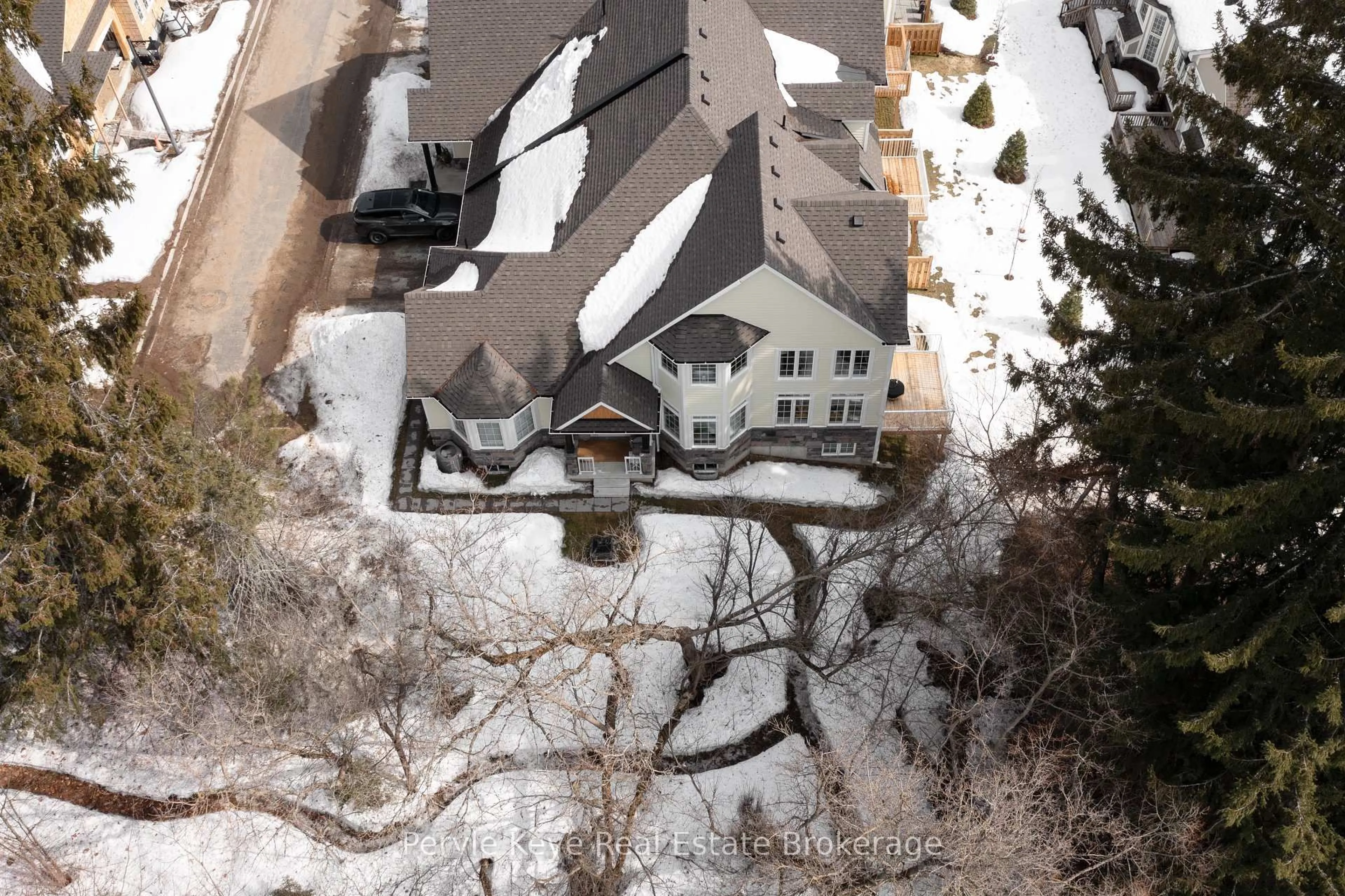 A pic from outside/outdoor area/front of a property/back of a property/a pic from drone, unknown for 16 LEEDS Crt, Bracebridge Ontario P1L 0B7