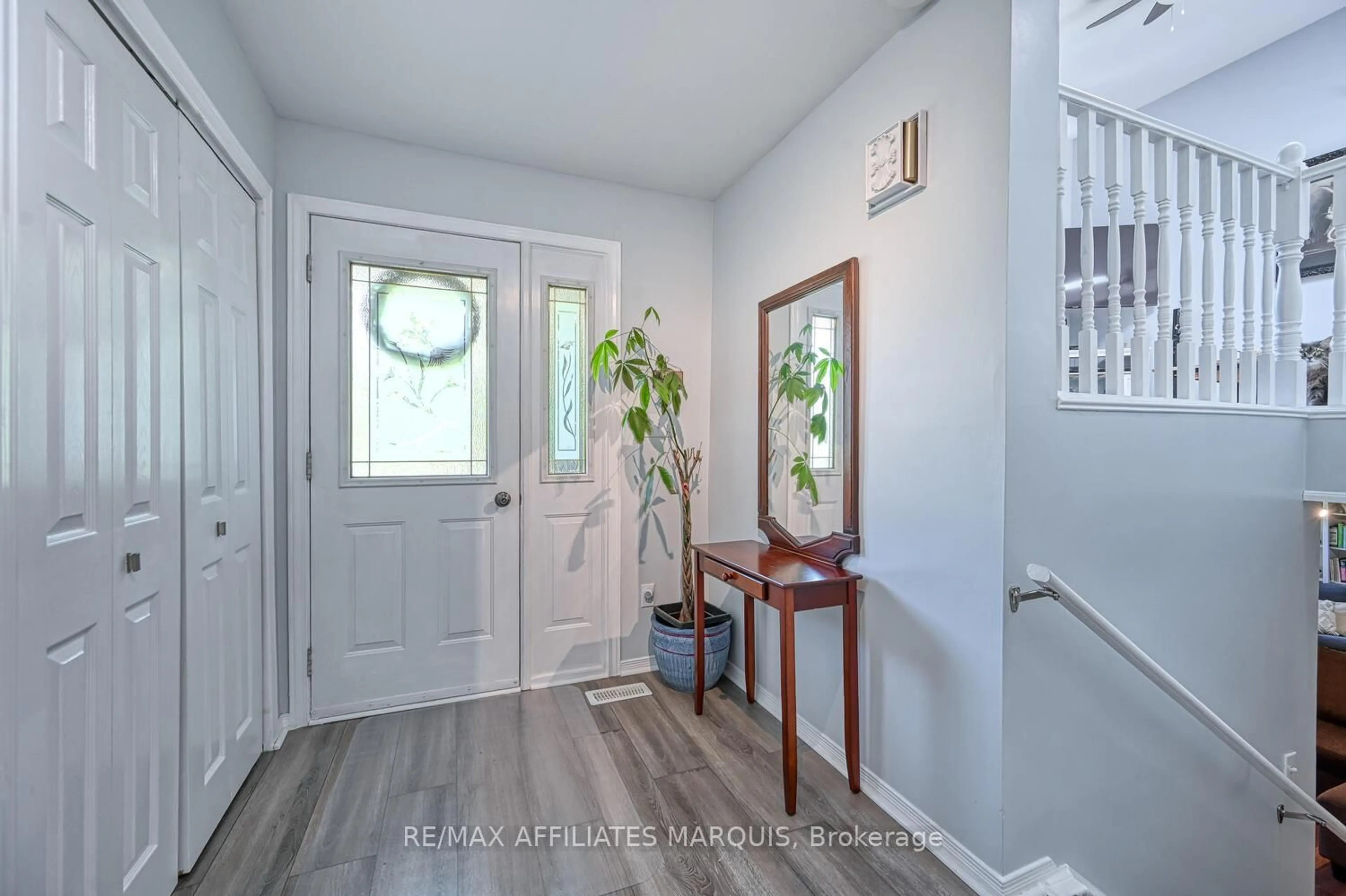 Indoor entryway for 193 Kellys Rd, Rideau Lakes Ontario K7A 4S5