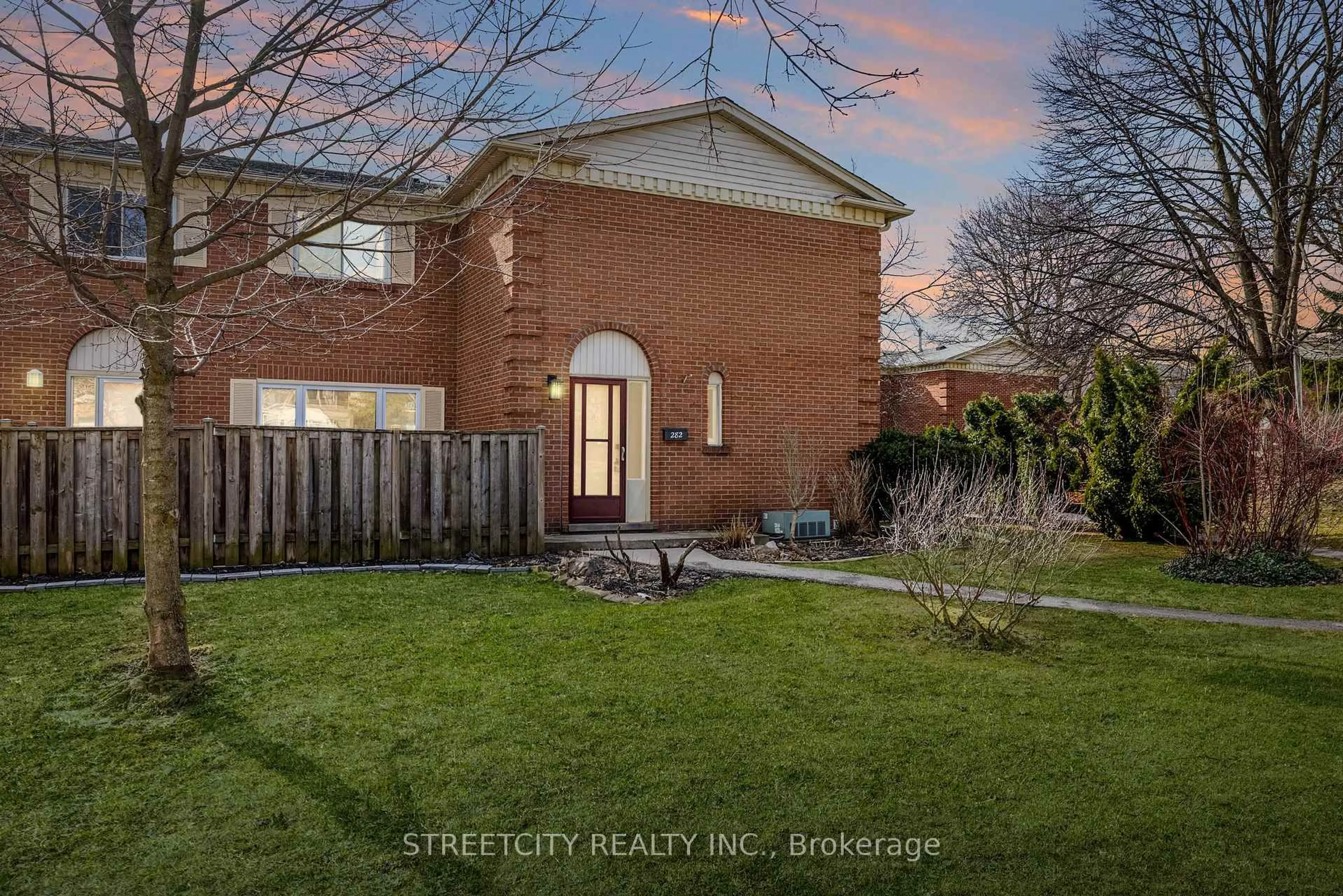 A pic from outside/outdoor area/front of a property/back of a property/a pic from drone, street for 282 HOMESTEAD Cres, London North Ontario N6G 2E5