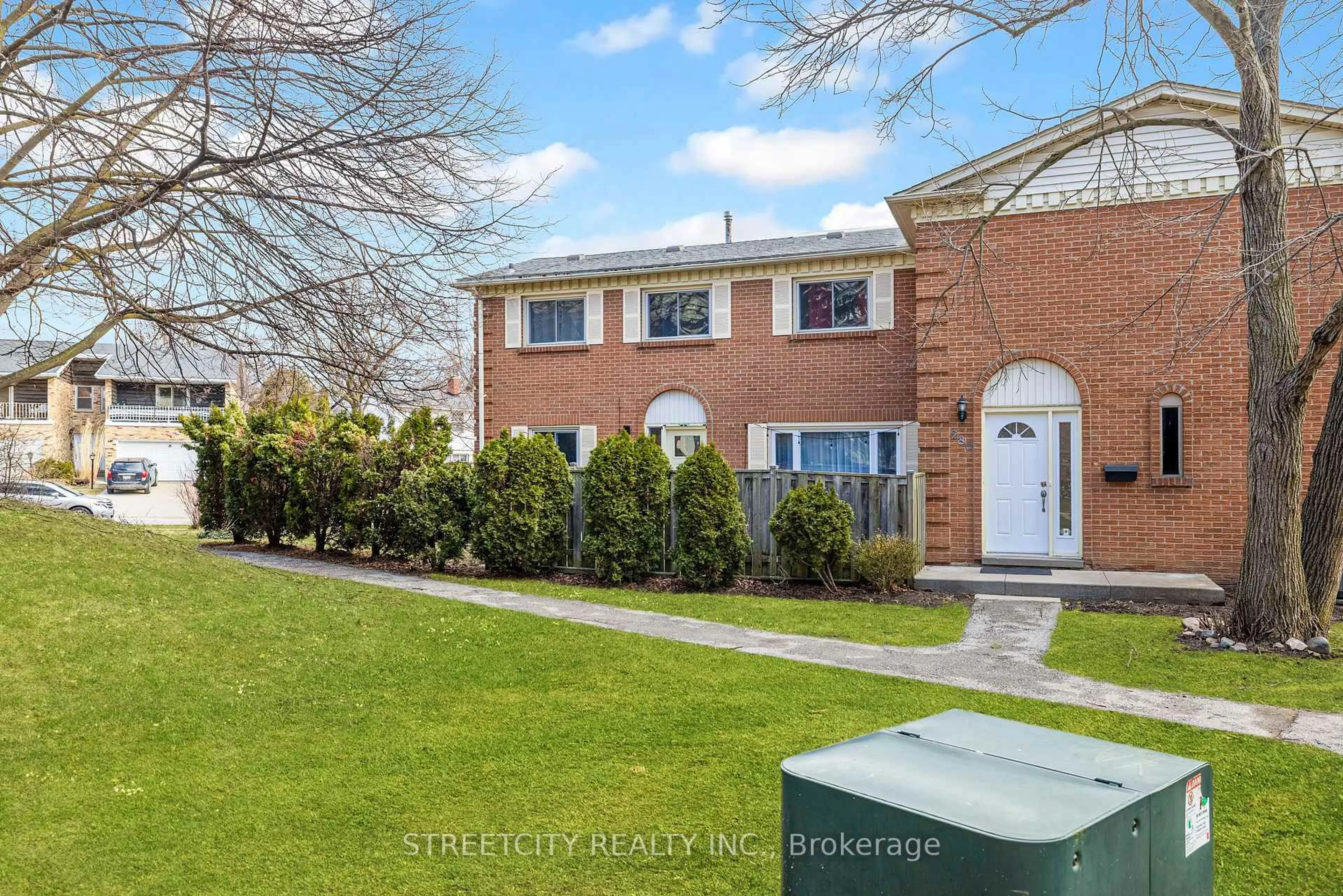 A pic from outside/outdoor area/front of a property/back of a property/a pic from drone, street for 282 HOMESTEAD Cres, London North Ontario N6G 2E5