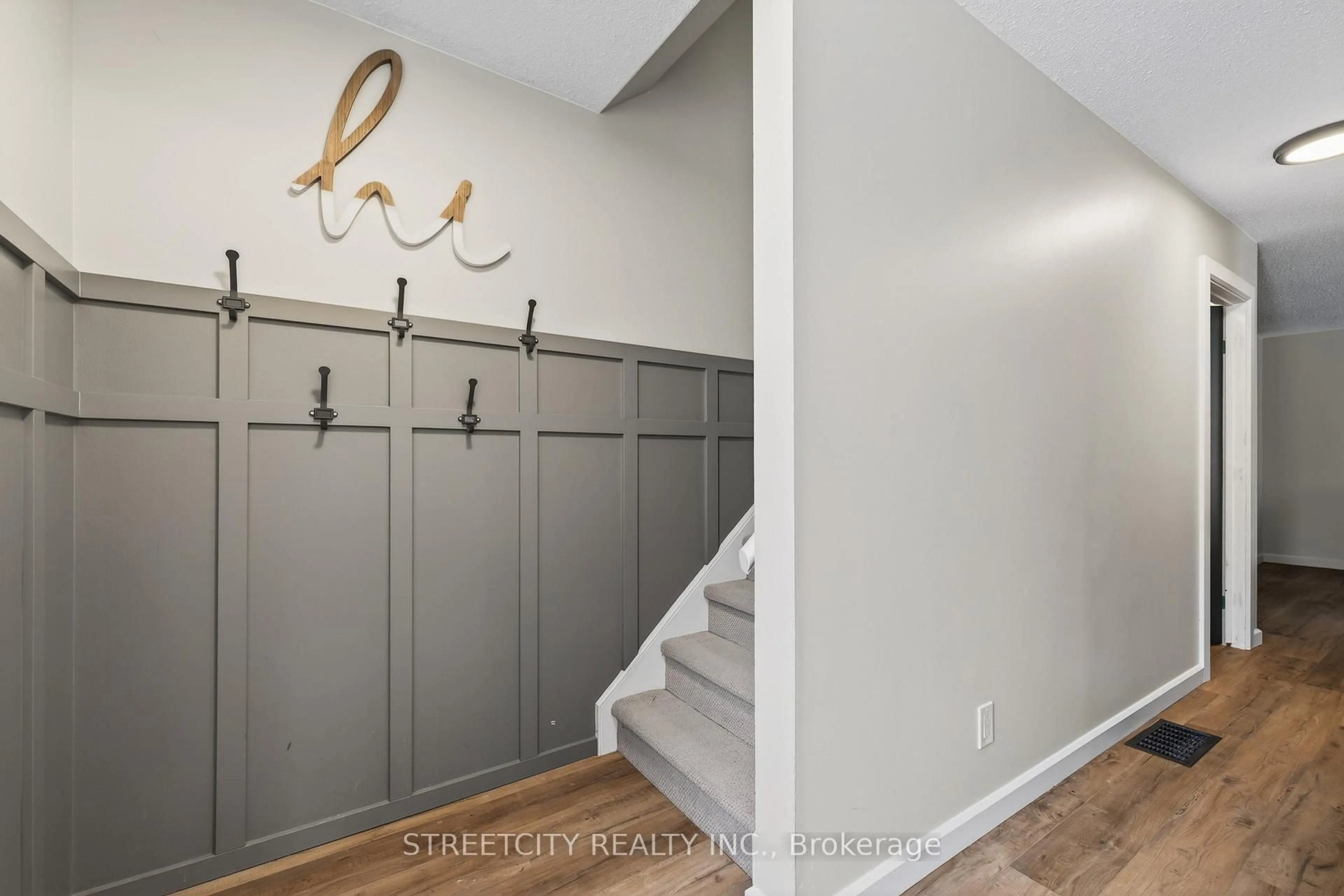 Indoor entryway for 282 HOMESTEAD Cres, London North Ontario N6G 2E5