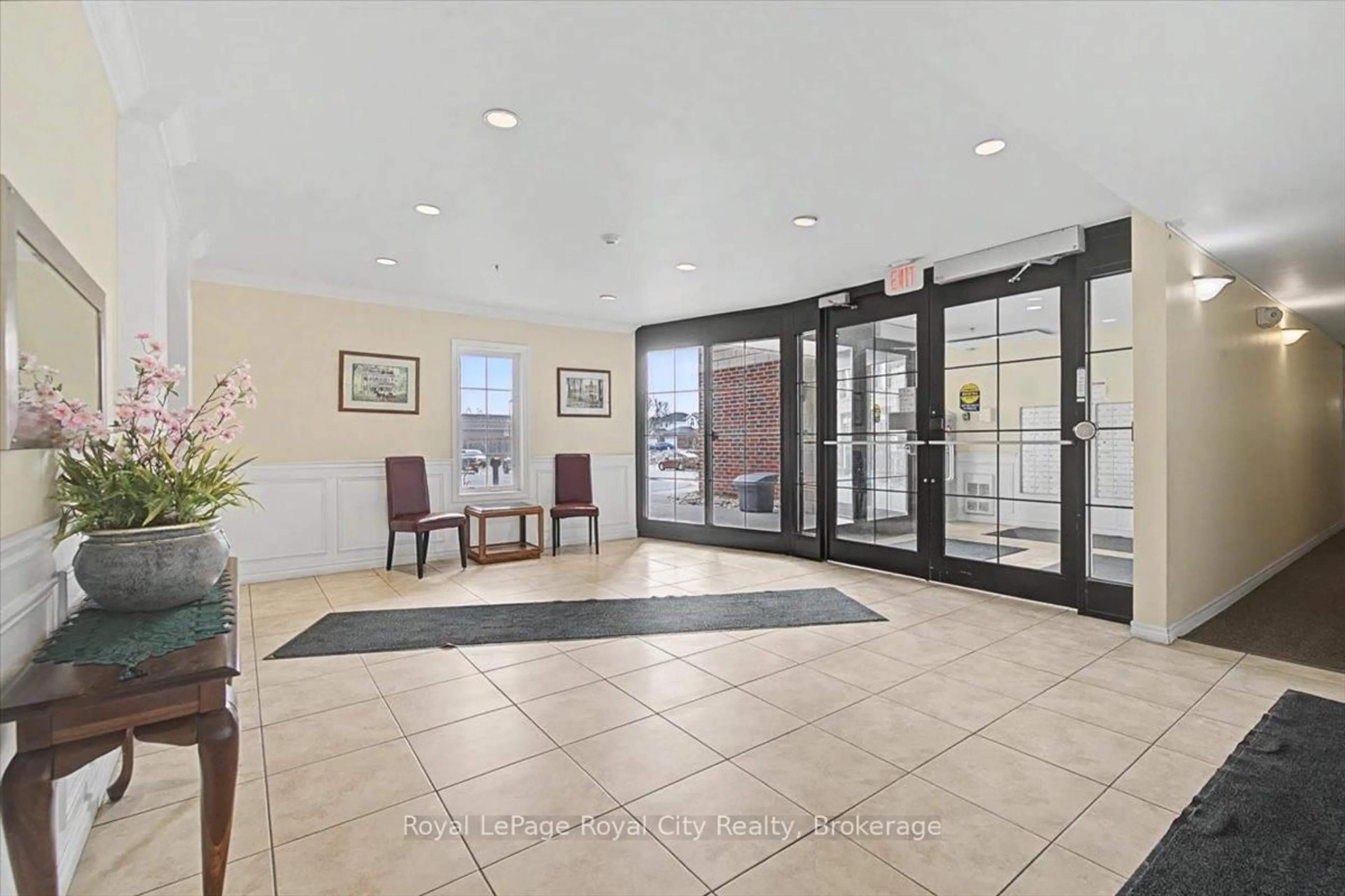 Indoor foyer for 308 Watson Pkwy #412, Guelph Ontario N1E 0G7