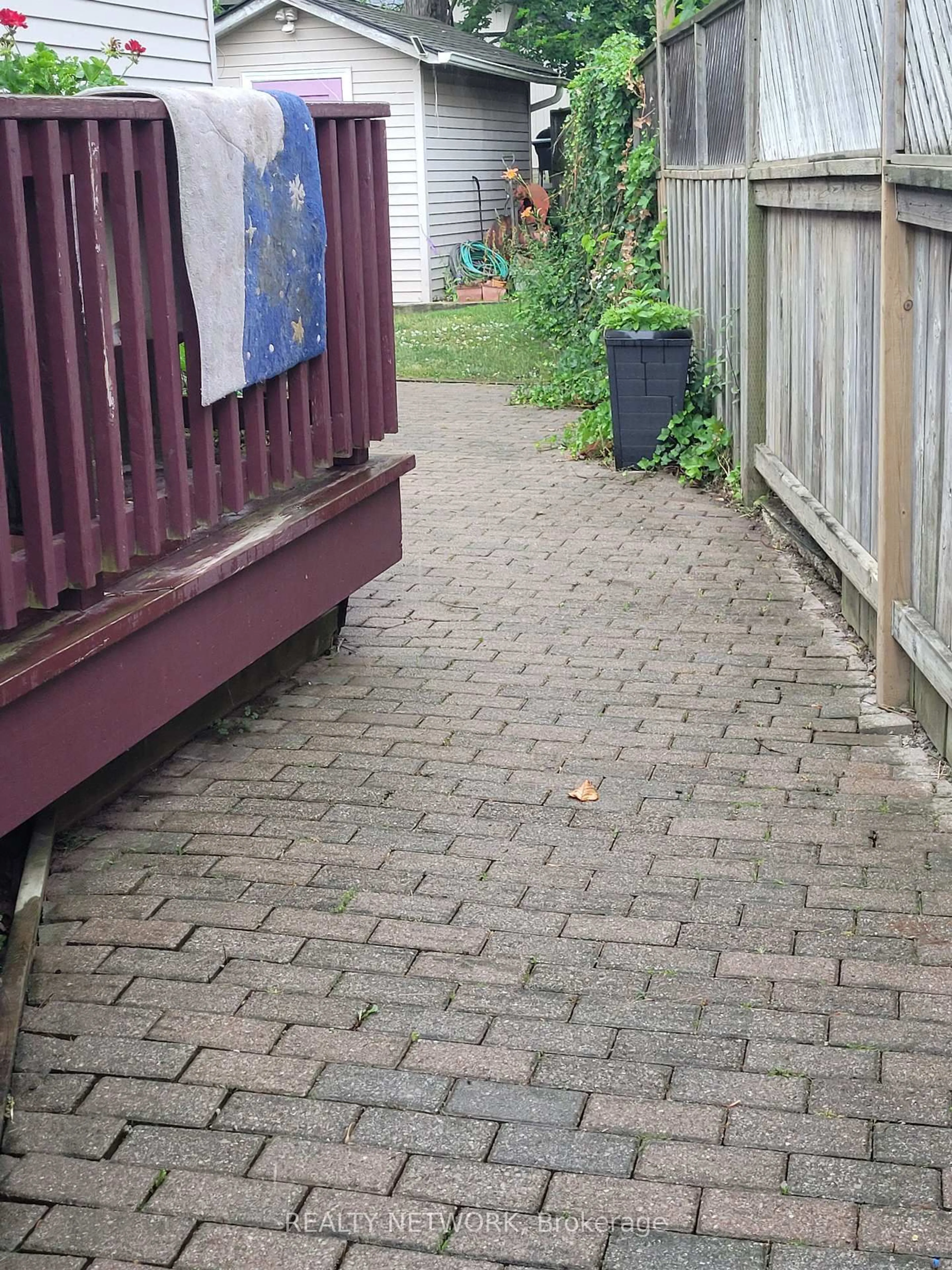 Patio, street for 9 Valley Rd, St. Catharines Ontario L2S 1Y7