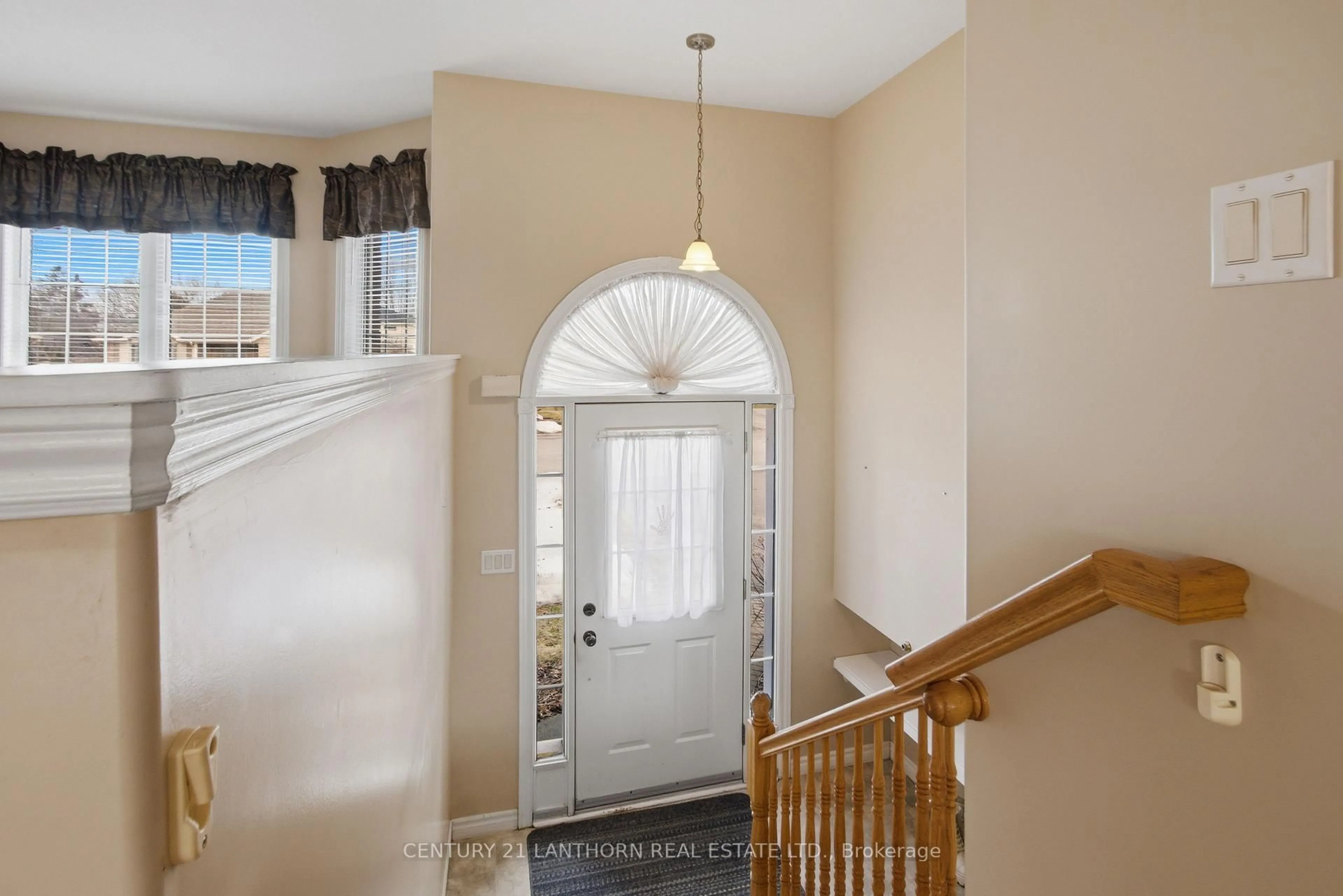 Indoor entryway for 6 Chisholm Sq, Belleville Ontario K8N 5Z4