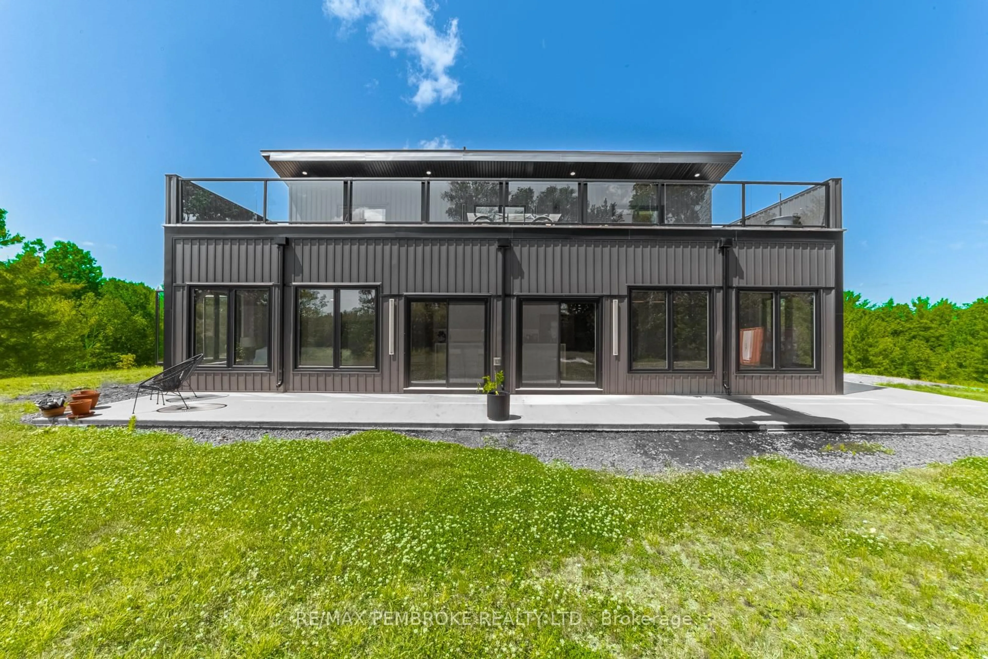 Home with vinyl exterior material, building for 102 Rantz Rd, Petawawa Ontario K8H 2W8