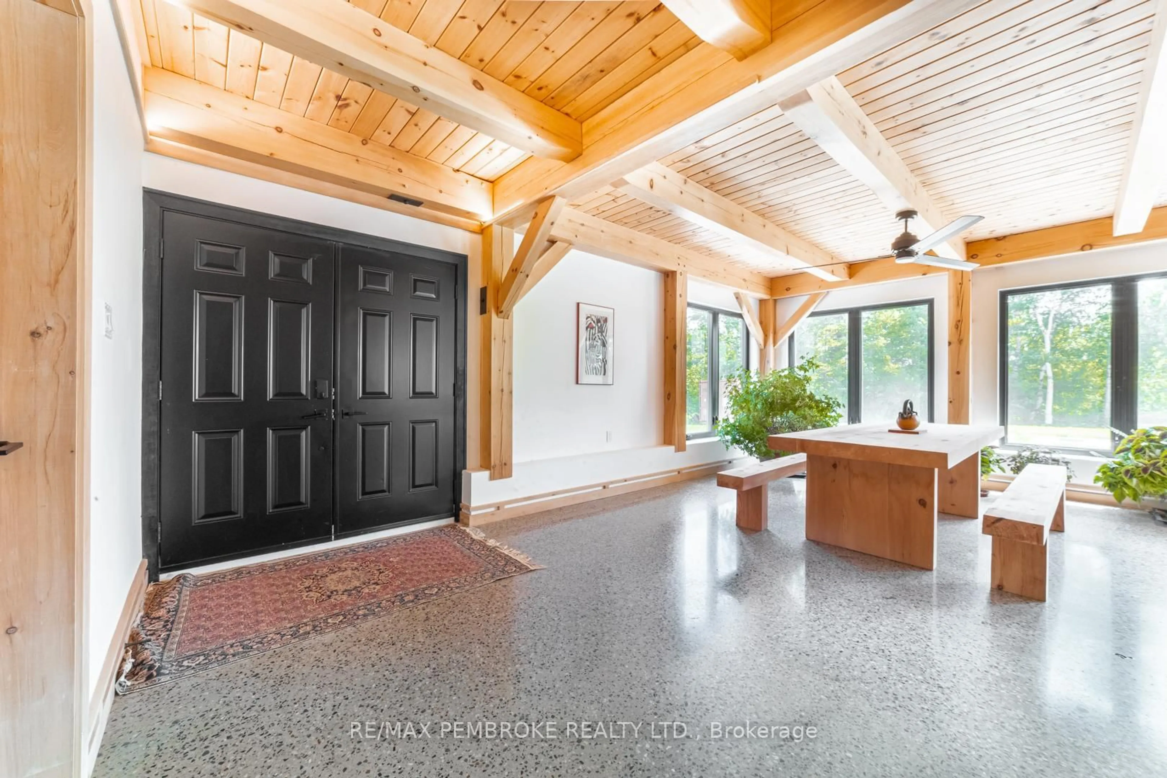 Indoor entryway for 102 Rantz Rd, Petawawa Ontario K8H 2W8