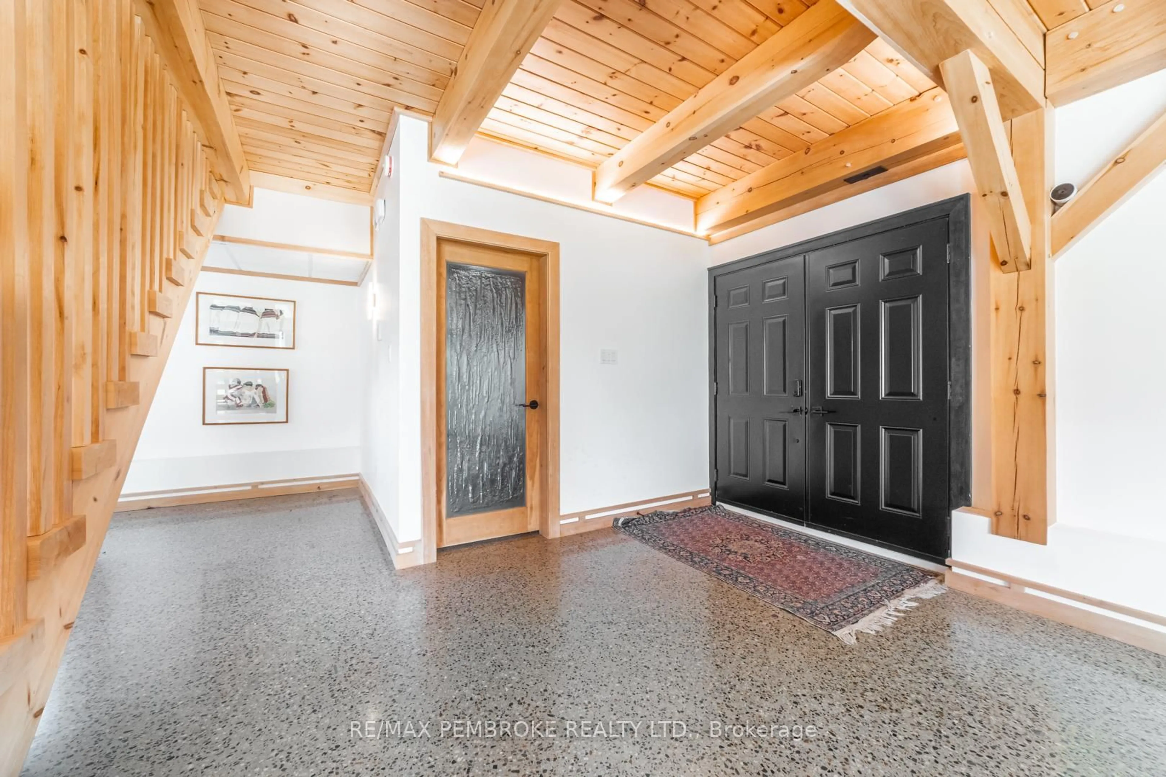 Indoor entryway for 102 Rantz Rd, Petawawa Ontario K8H 2W8