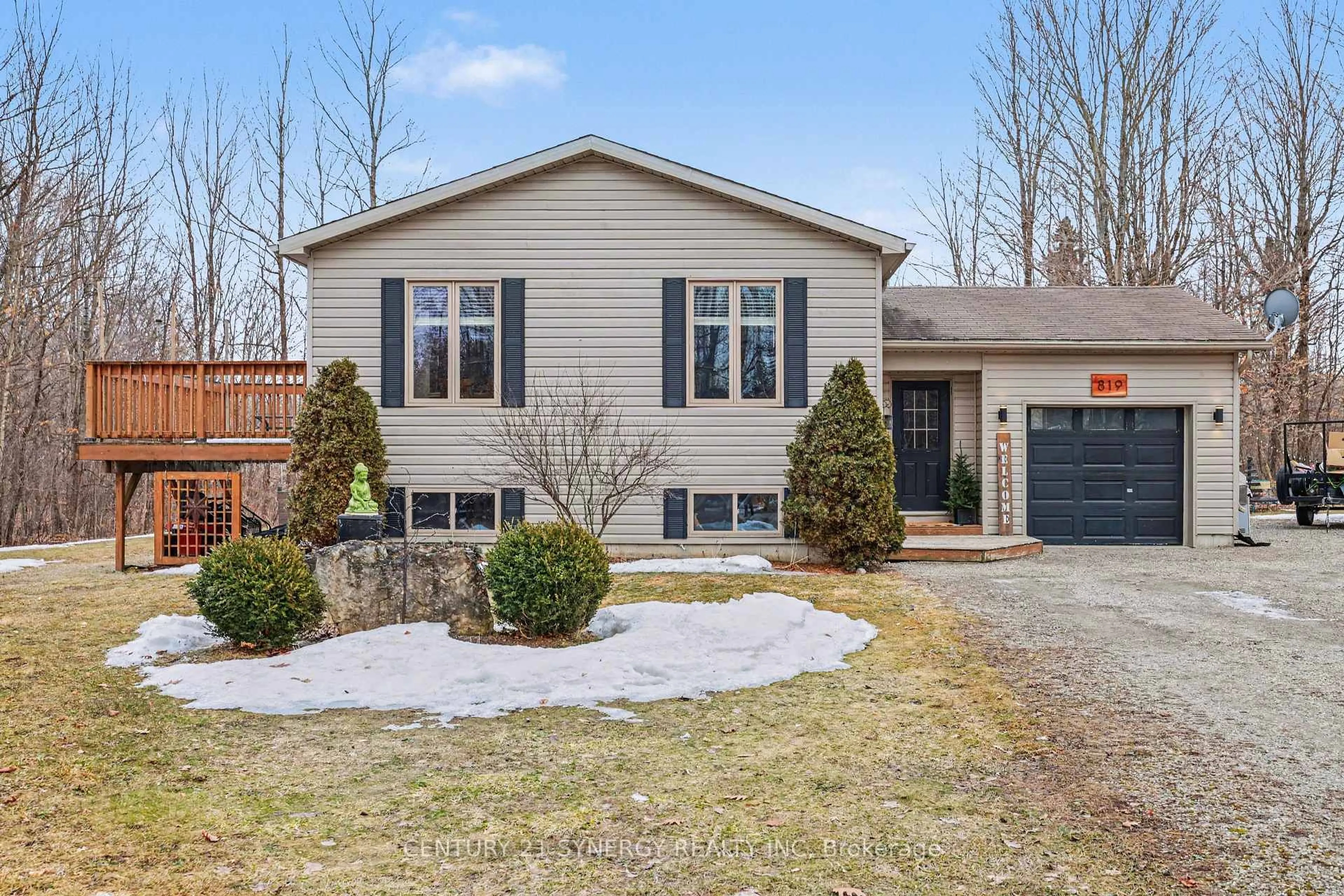 Home with vinyl exterior material, street for 819 MacPherson Rd, Smiths Falls Ontario K7A 4S4