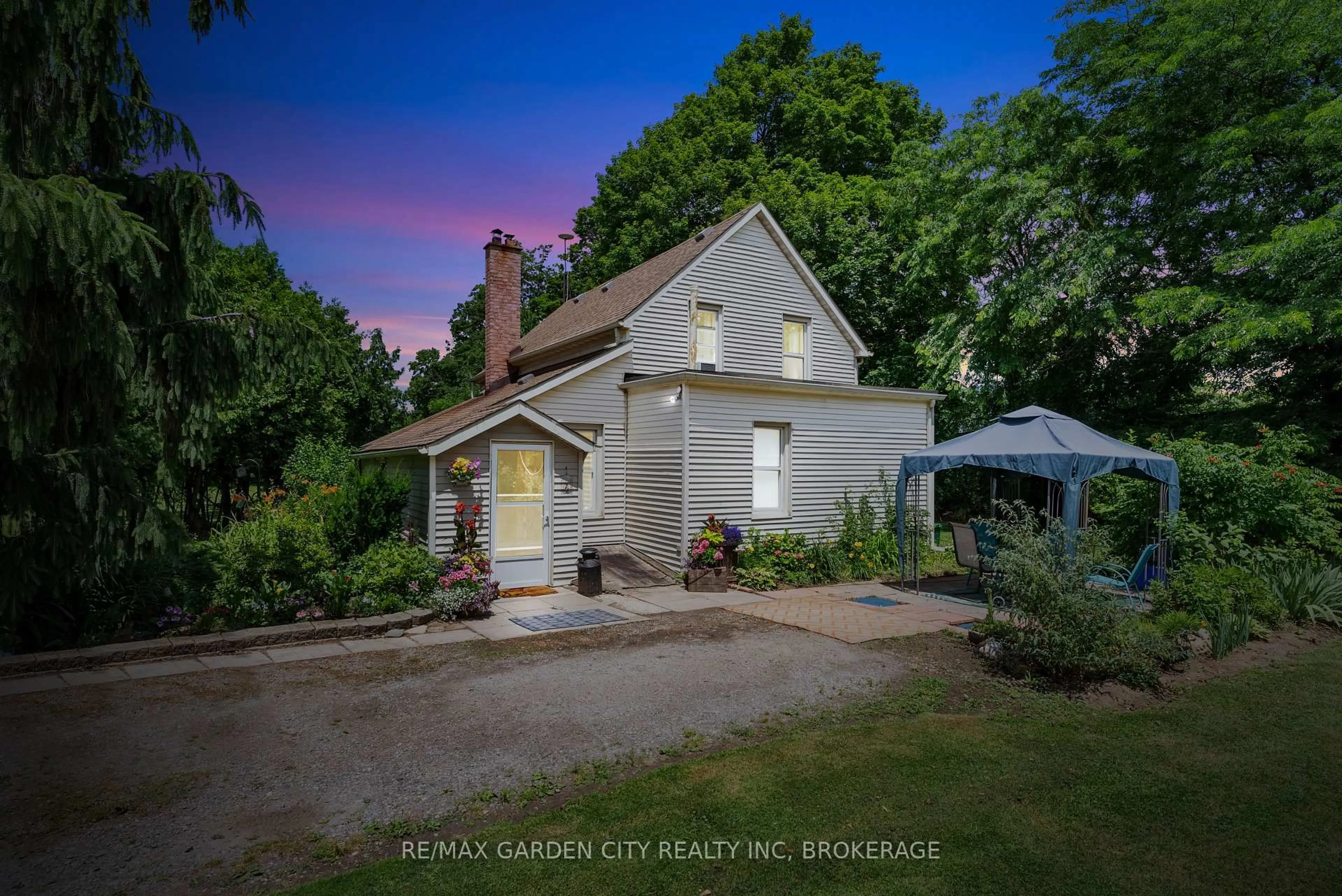 A pic from outside/outdoor area/front of a property/back of a property/a pic from drone, street for 5400 North Service Rd, Lincoln Ontario L0R 1B3