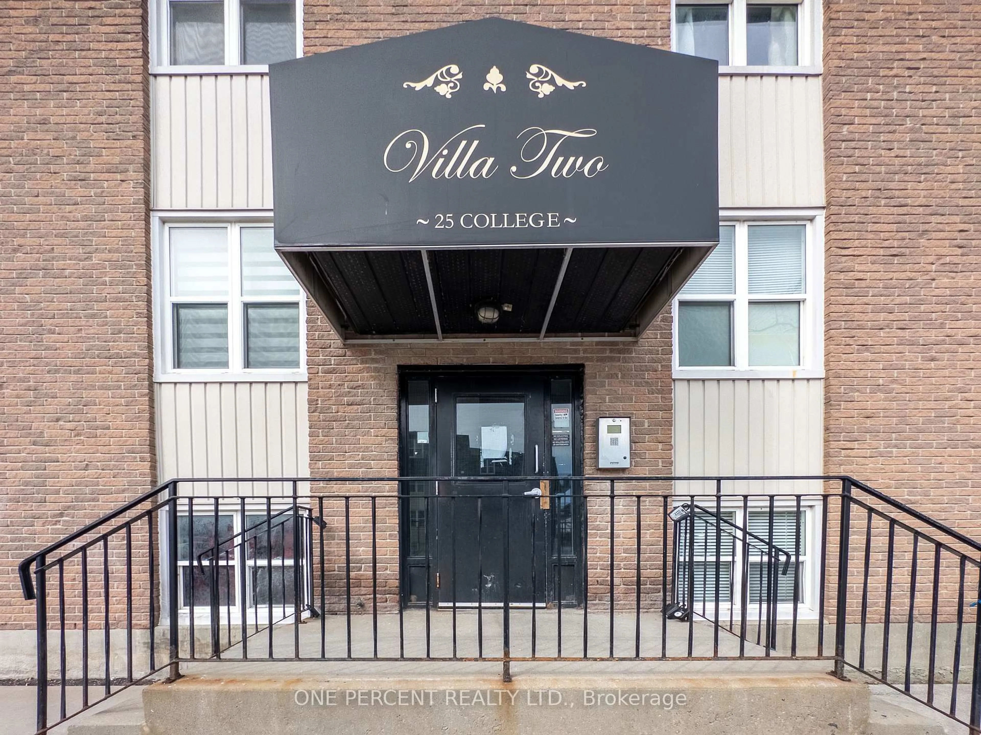Indoor foyer for 25 COLLEGE St #206, Belleville Ontario K8P 3A3