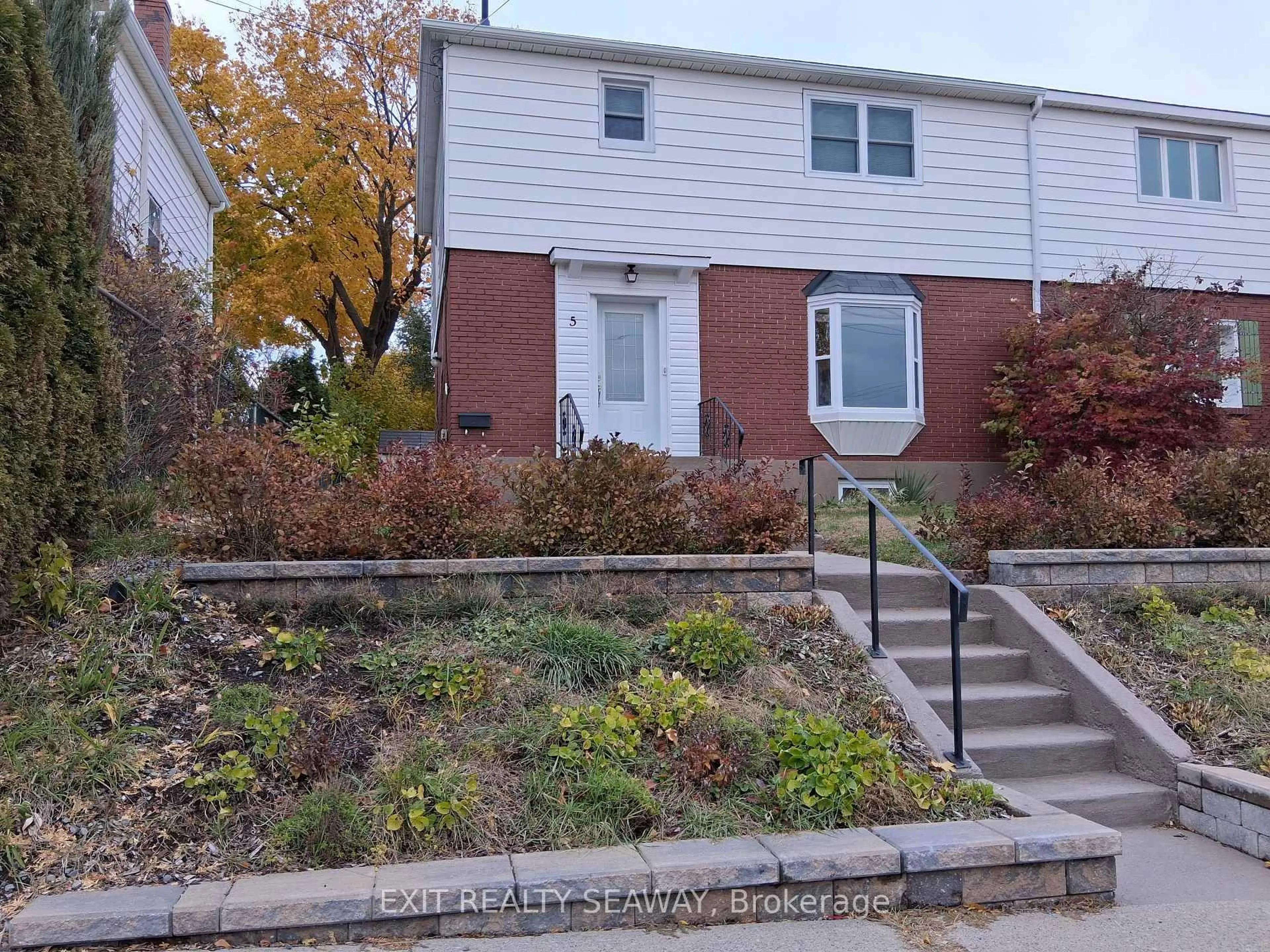 Unknown for 5 Adolphus St, Cornwall Ontario K6H 3R9