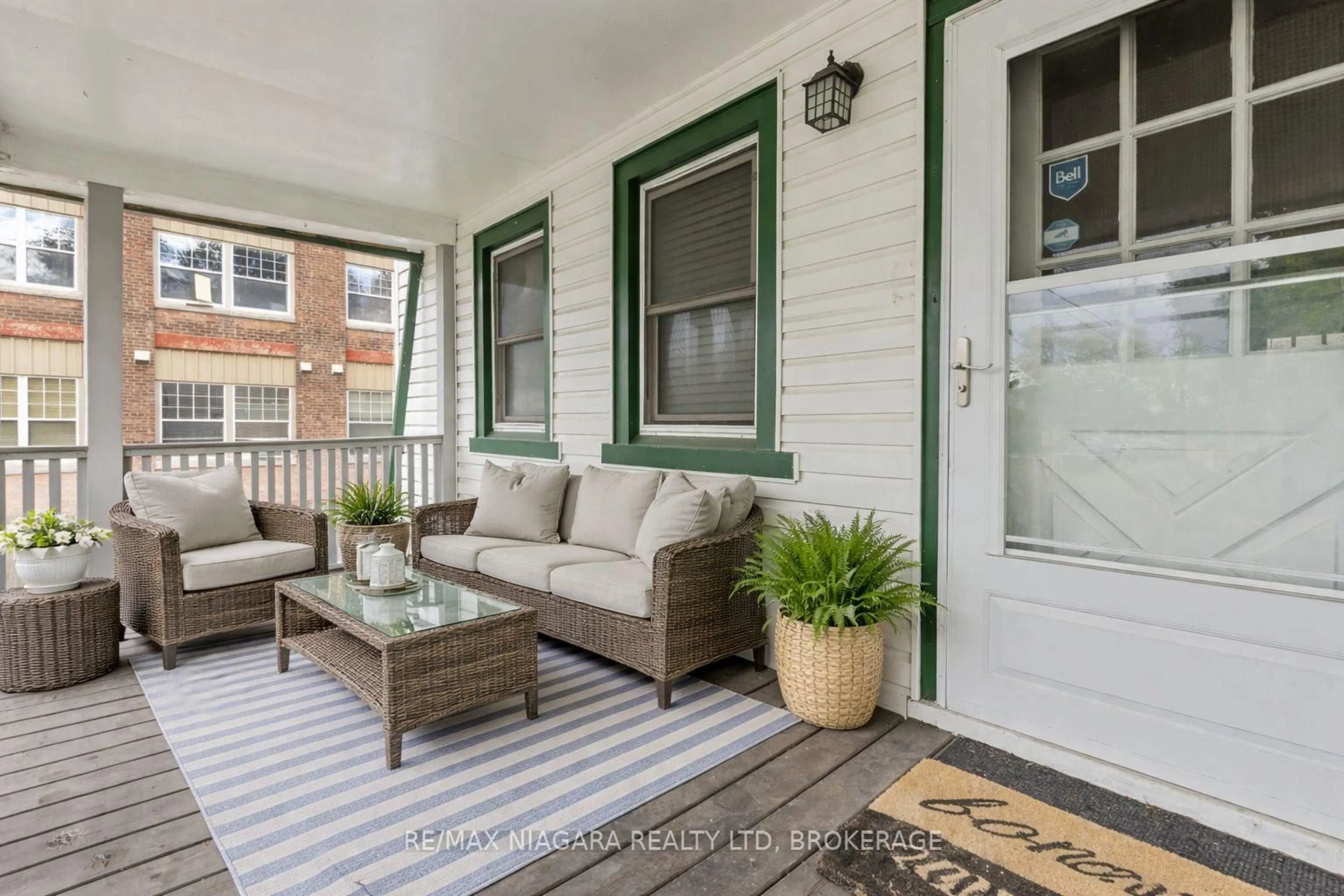 Patio, street for 32 Page St, St. Catharines Ontario L2R 4A5