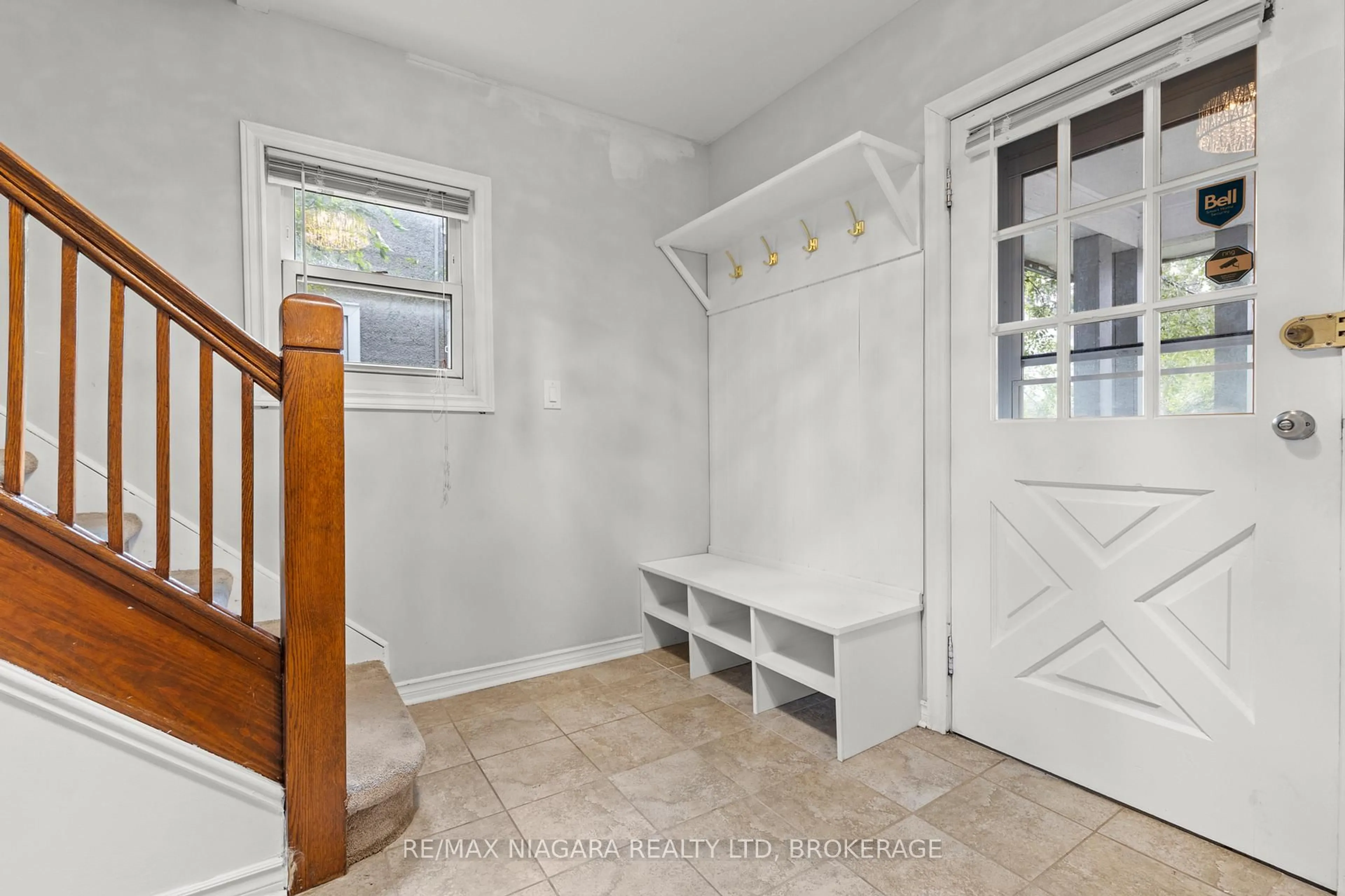 Indoor entryway for 32 Page St, St. Catharines Ontario L2R 4A5