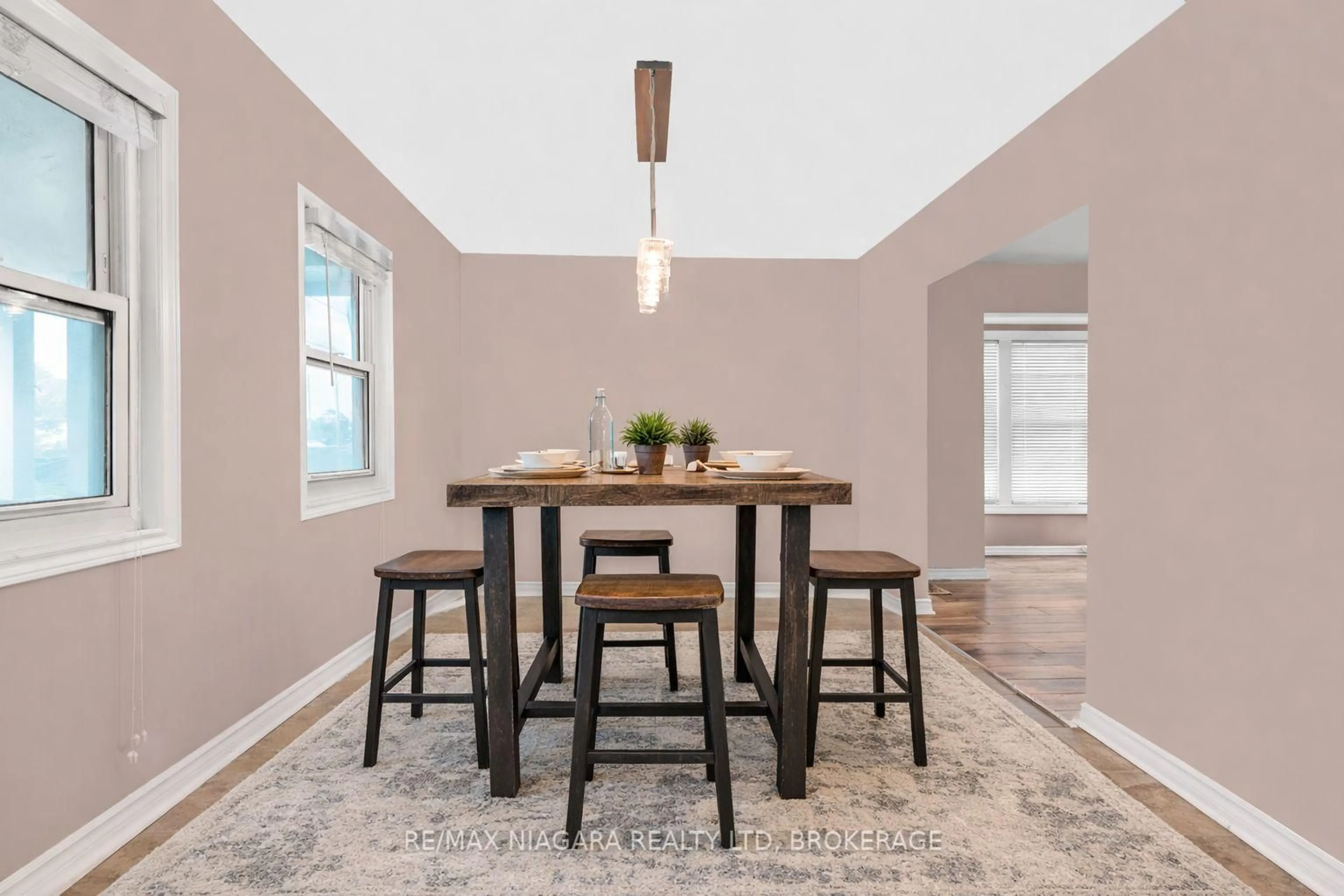 Dining room, wood/laminate floor for 32 Page St, St. Catharines Ontario L2R 4A5