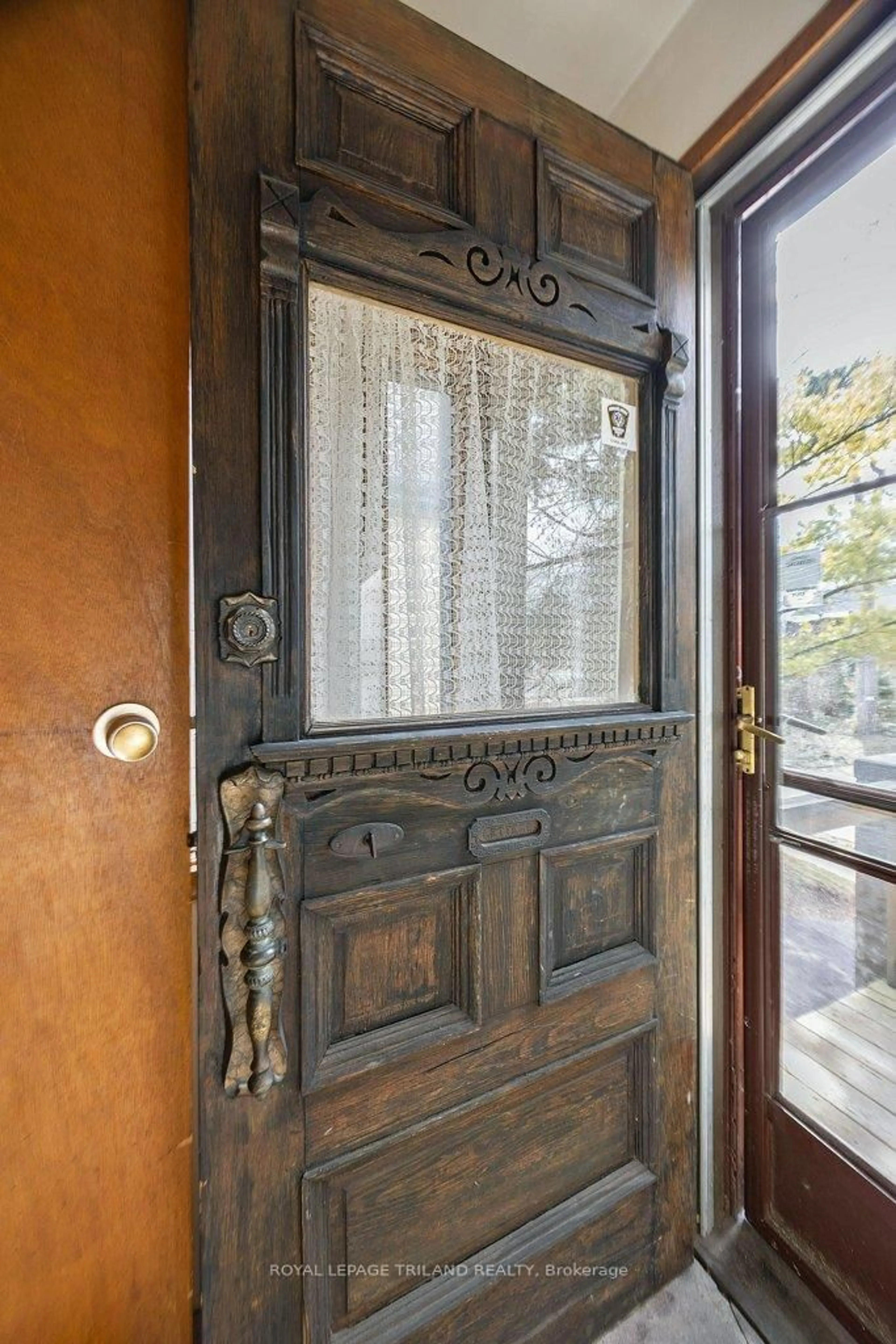 Indoor entryway for 105 Walnut St, London North Ontario N6H 1C3