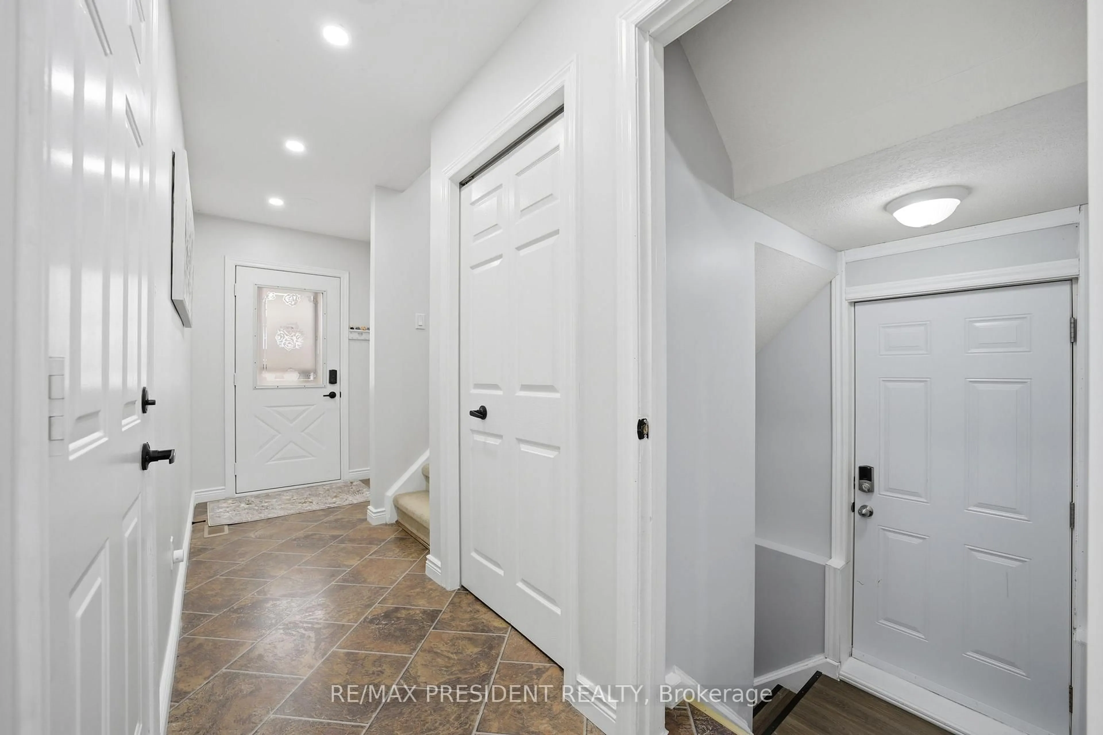 Indoor entryway for 199 BUSH CLOVER Cres, Kitchener Ontario N2E 3P7