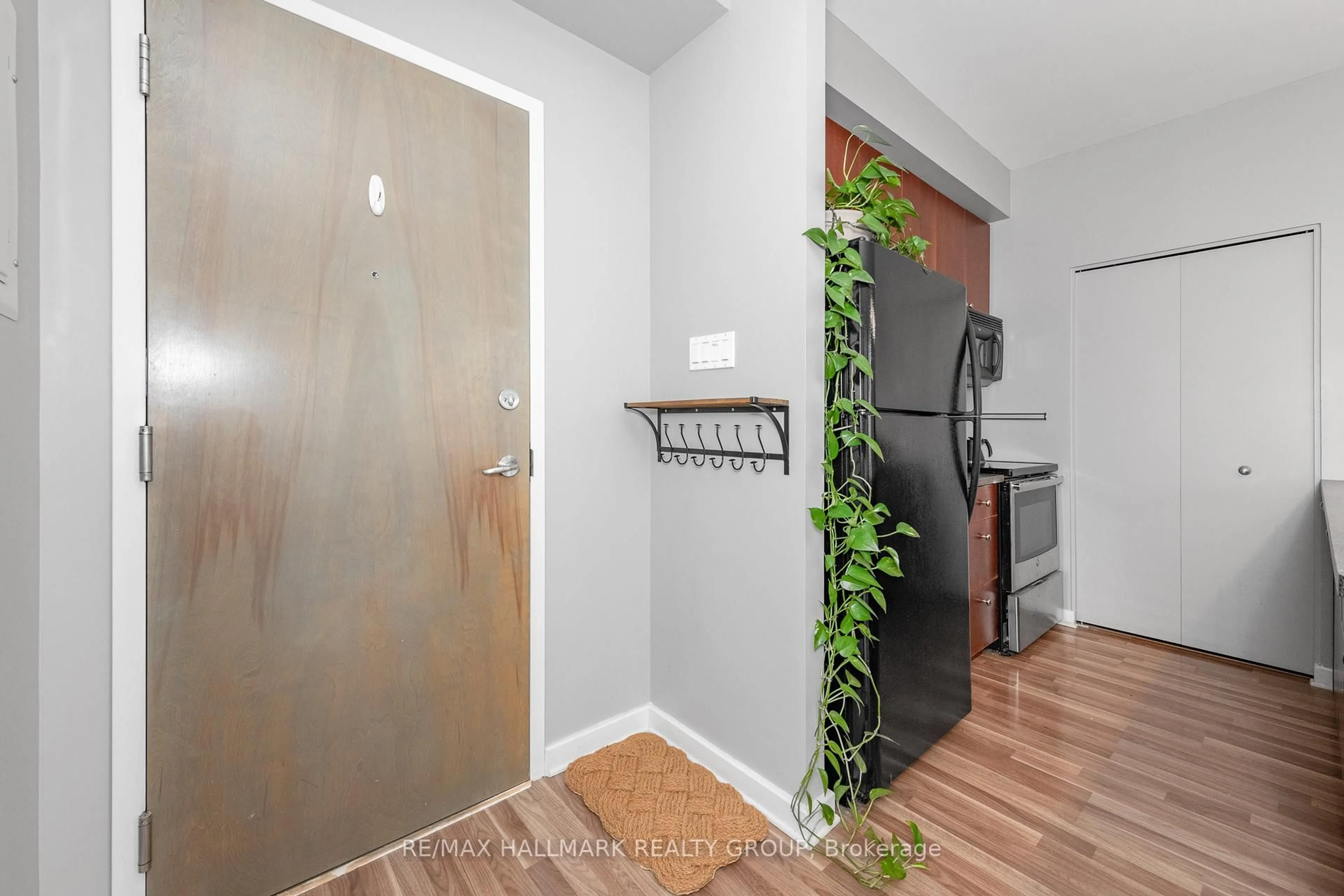 Indoor entryway for 150 CAROLINE Ave #306, Ottawa Ontario K1Y 4X8