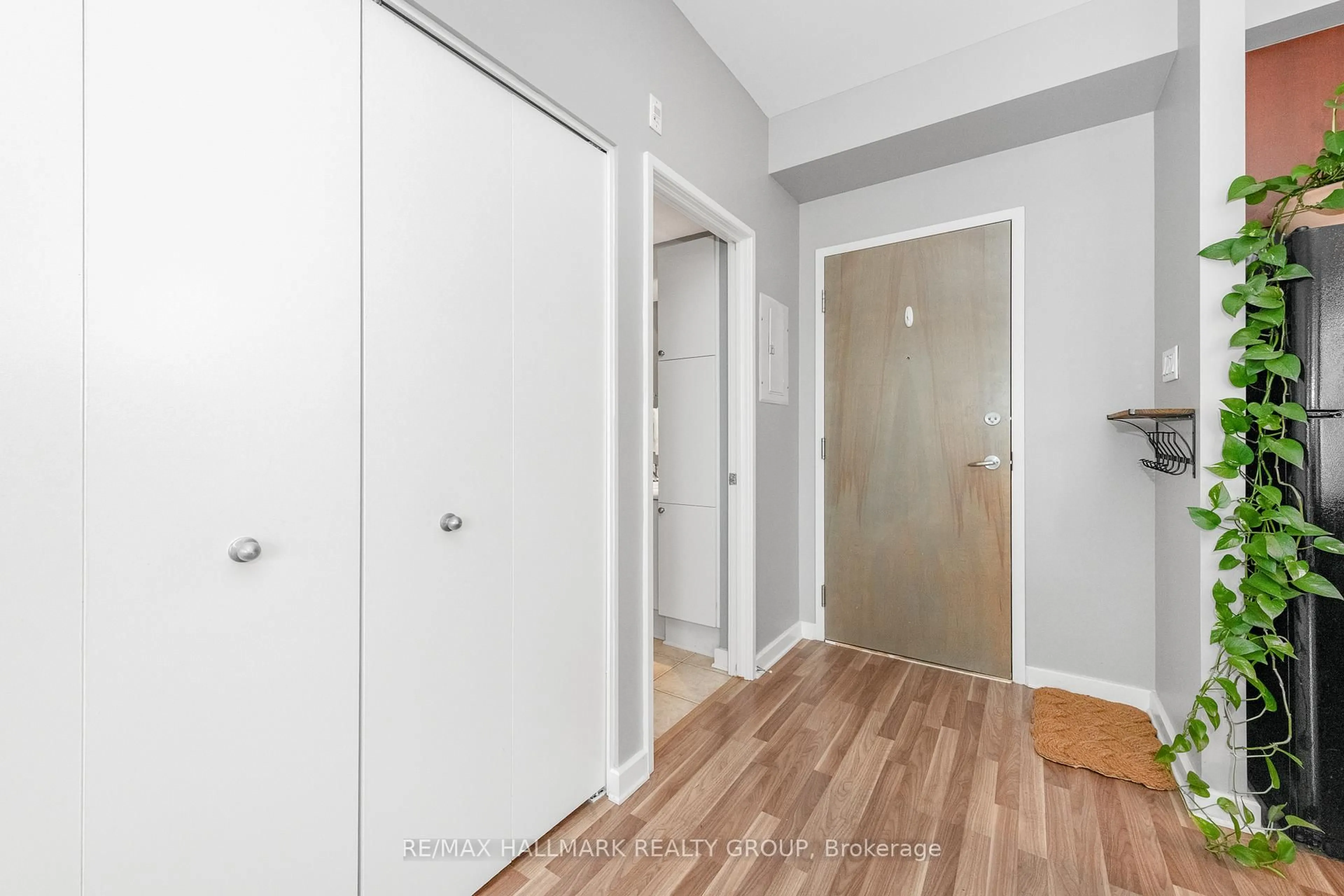Indoor entryway for 150 CAROLINE Ave #306, Ottawa Ontario K1Y 4X8