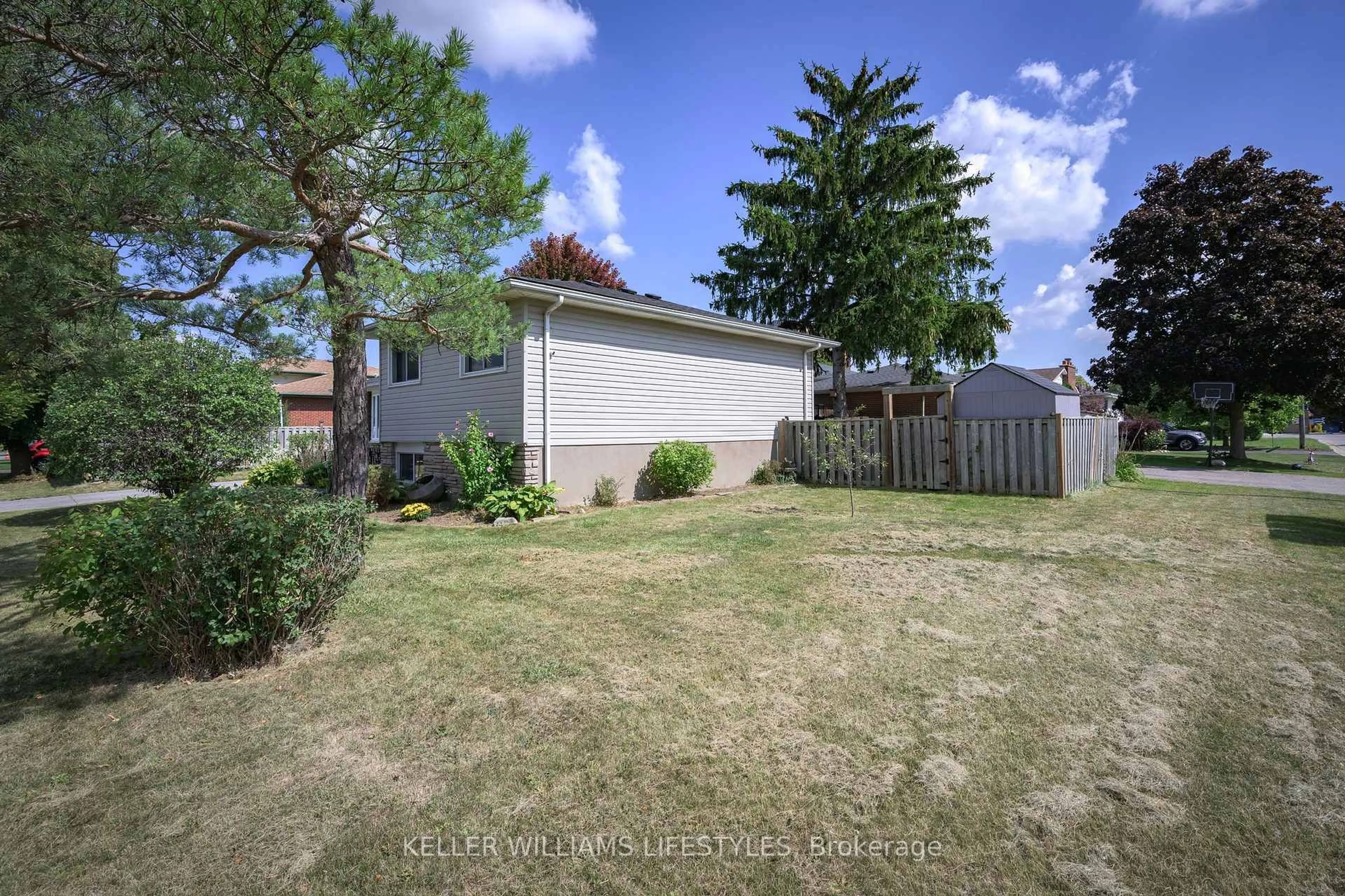 A pic from outside/outdoor area/front of a property/back of a property/a pic from drone, street for 12 Stirling Cres, St. Thomas Ontario N5P 3R3