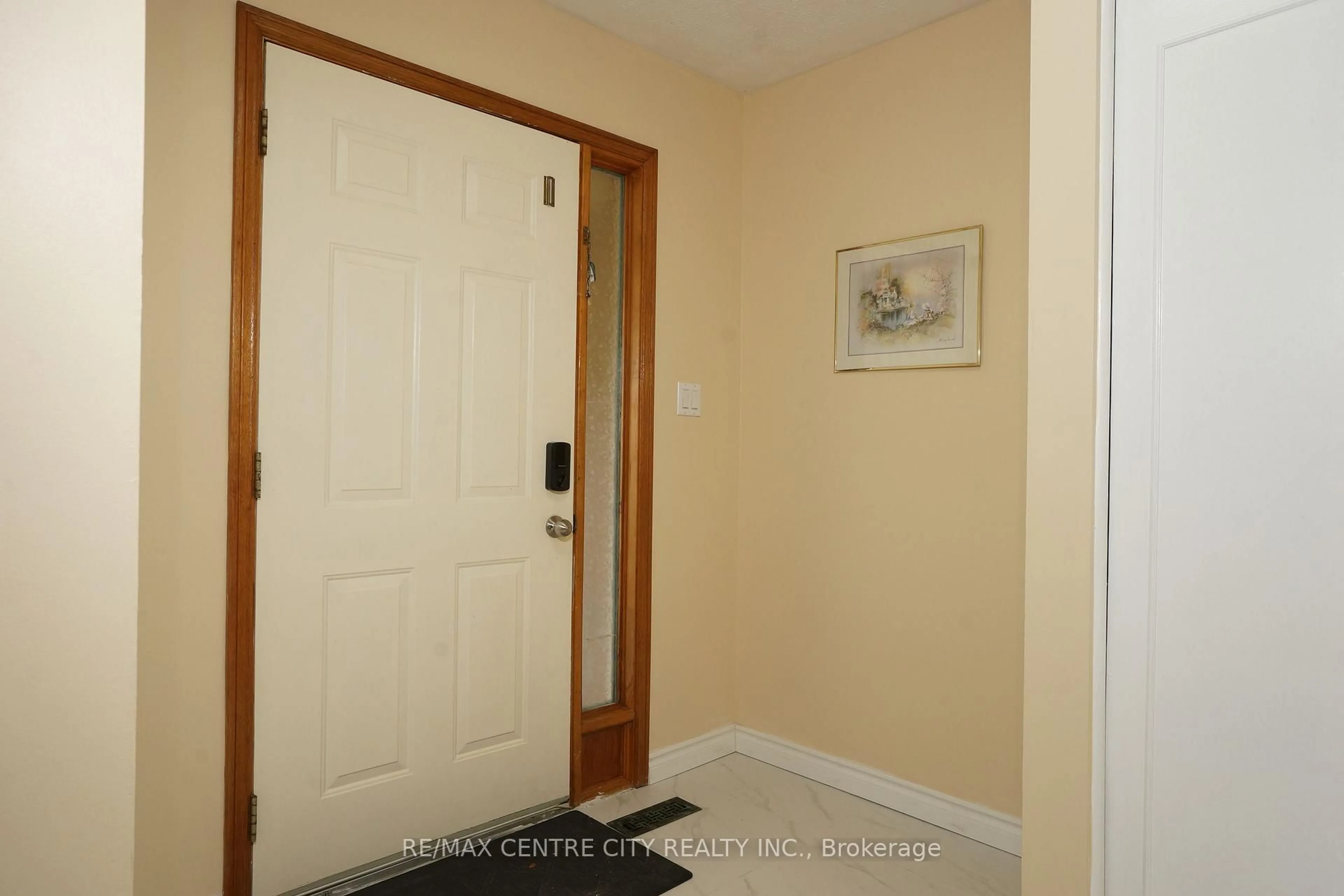 Indoor entryway for 136 Concord Cres, London North Ontario N6G 3H7