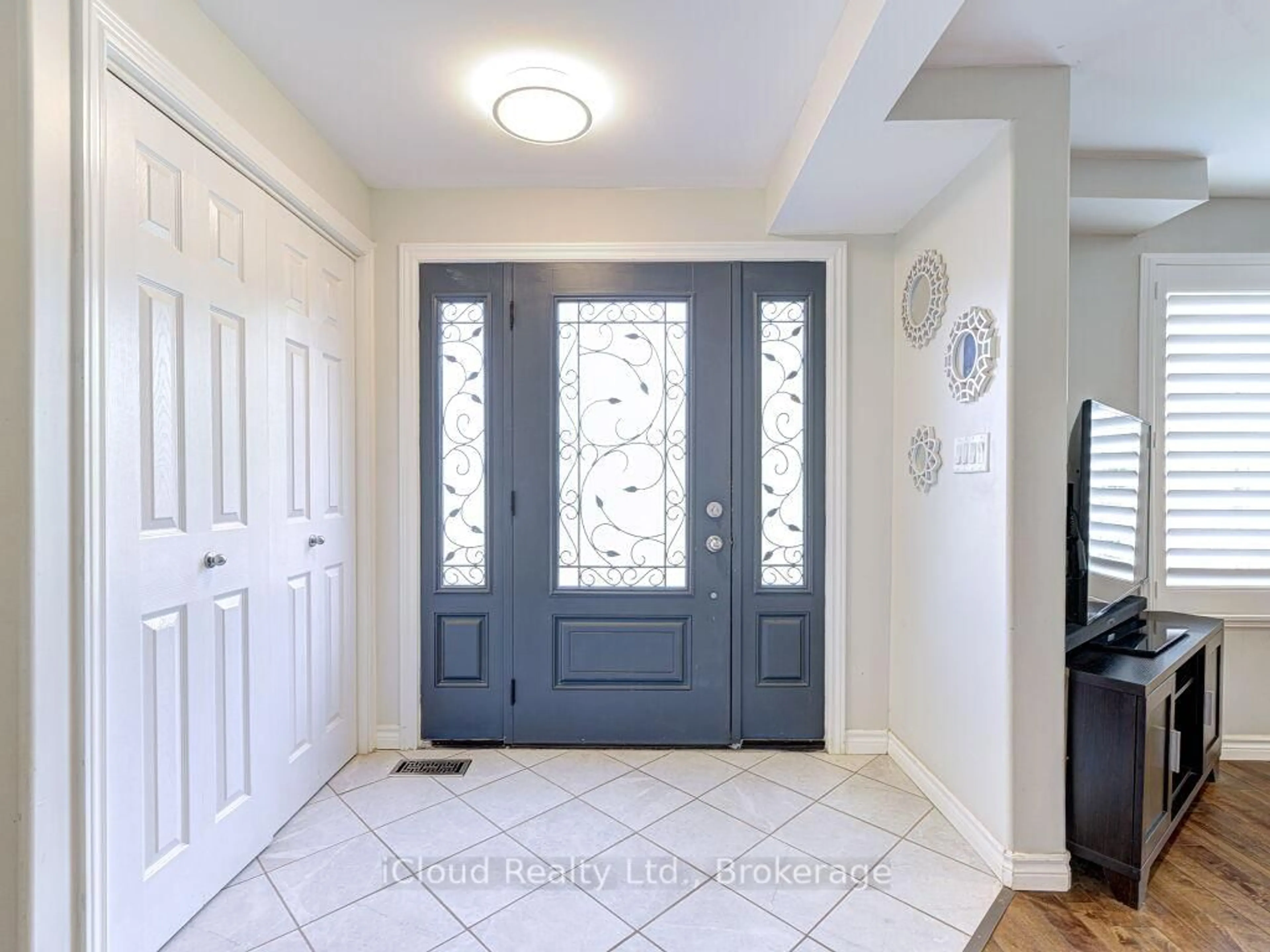 Indoor entryway for 3 Nicol St, Hamilton Ontario L9H 5L6