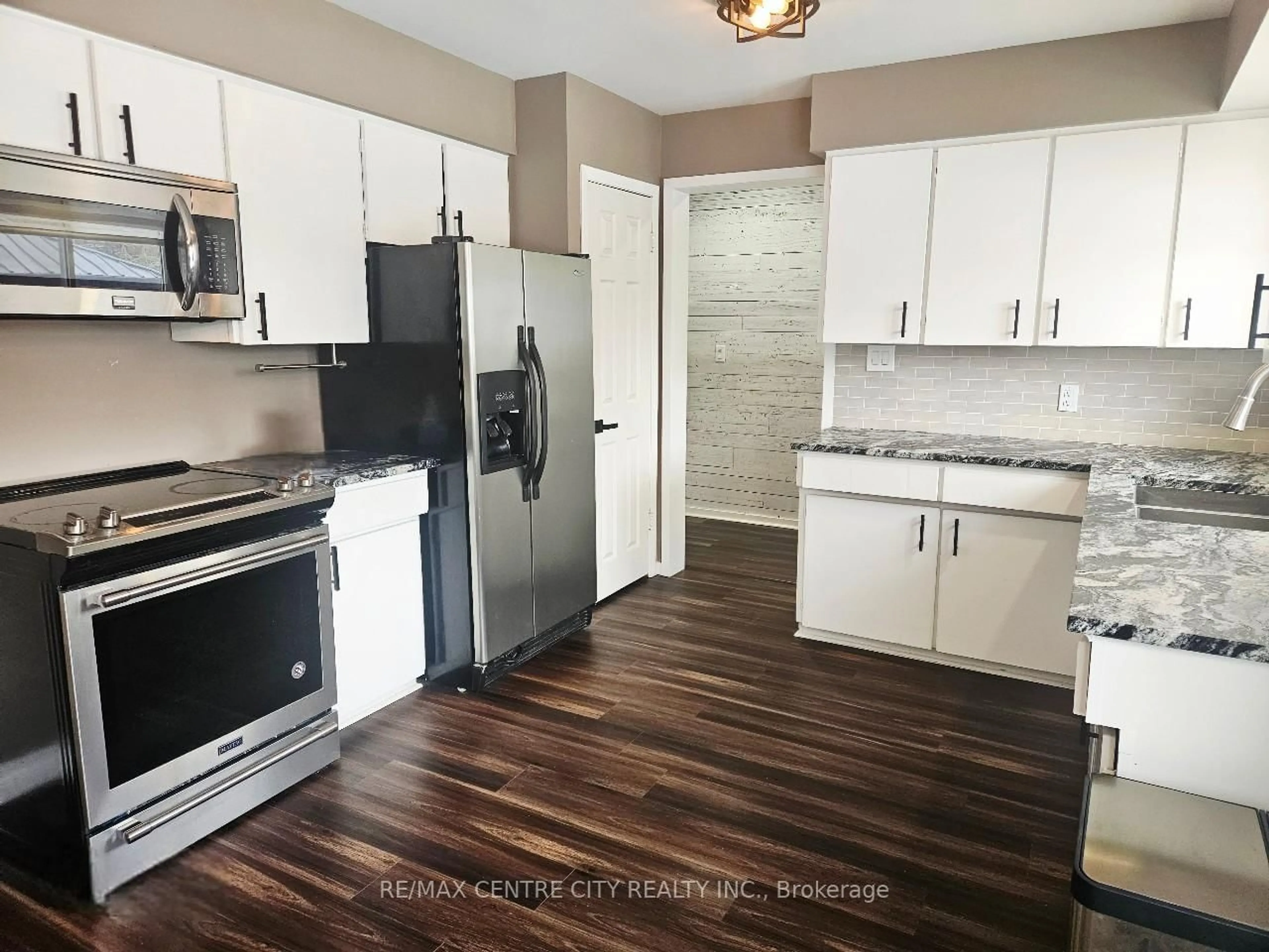 Open concept kitchen, wood/laminate floor for 91 Clarence St, Strathroy-Caradoc Ontario N7G 1H2