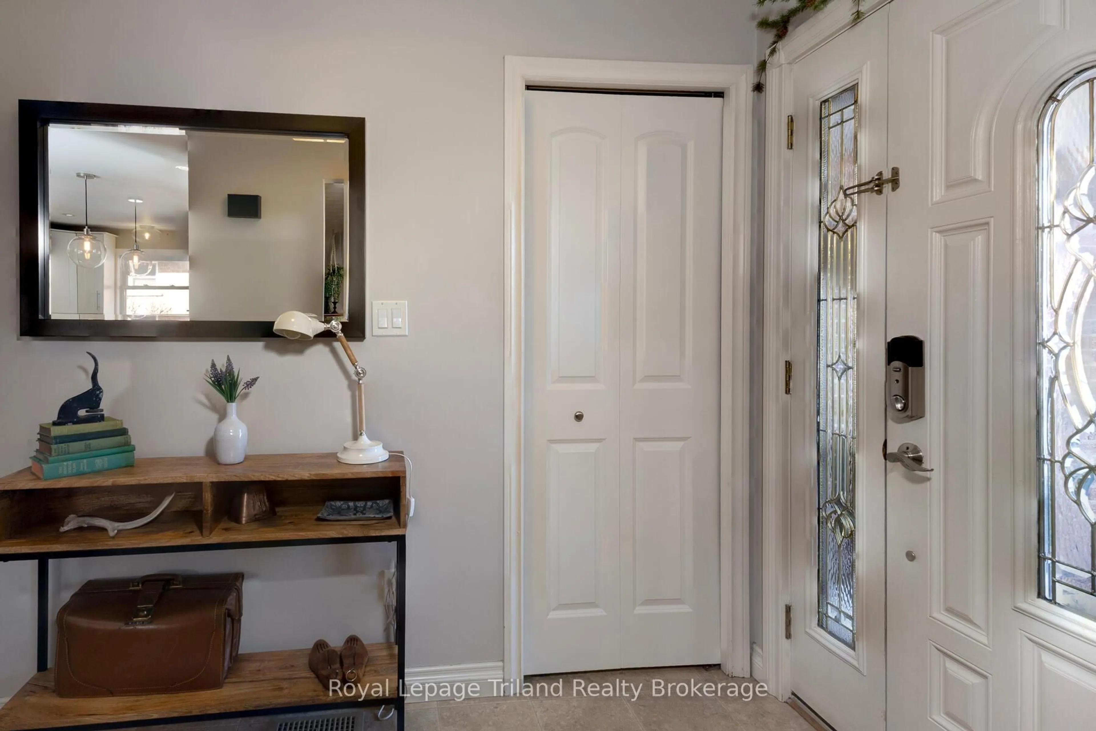 Indoor entryway for 26 Knowles Dr, Woodstock Ontario N4S 8T8